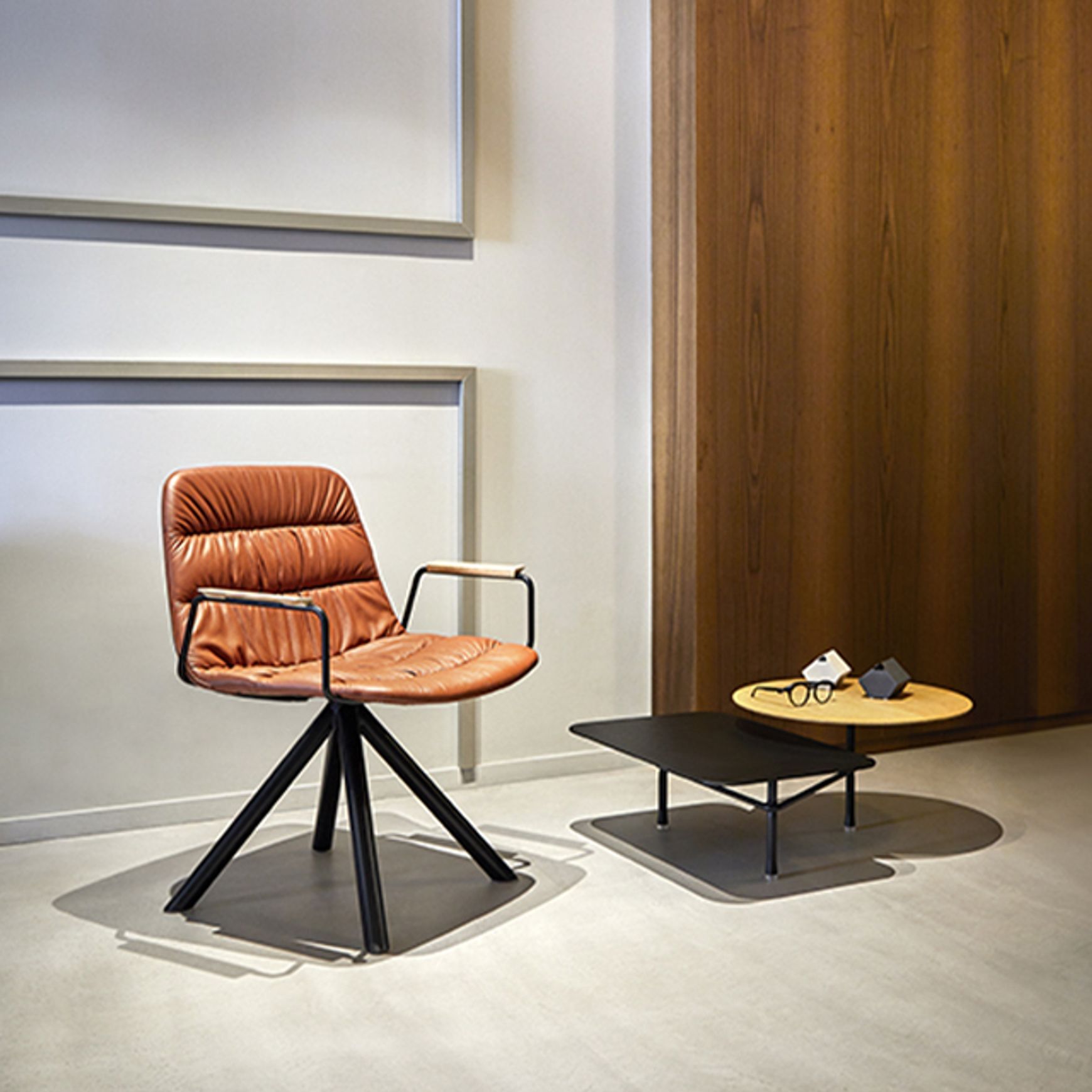 Maarten Lounge Chair - Swivel Base & Soft Upholstery with Arms