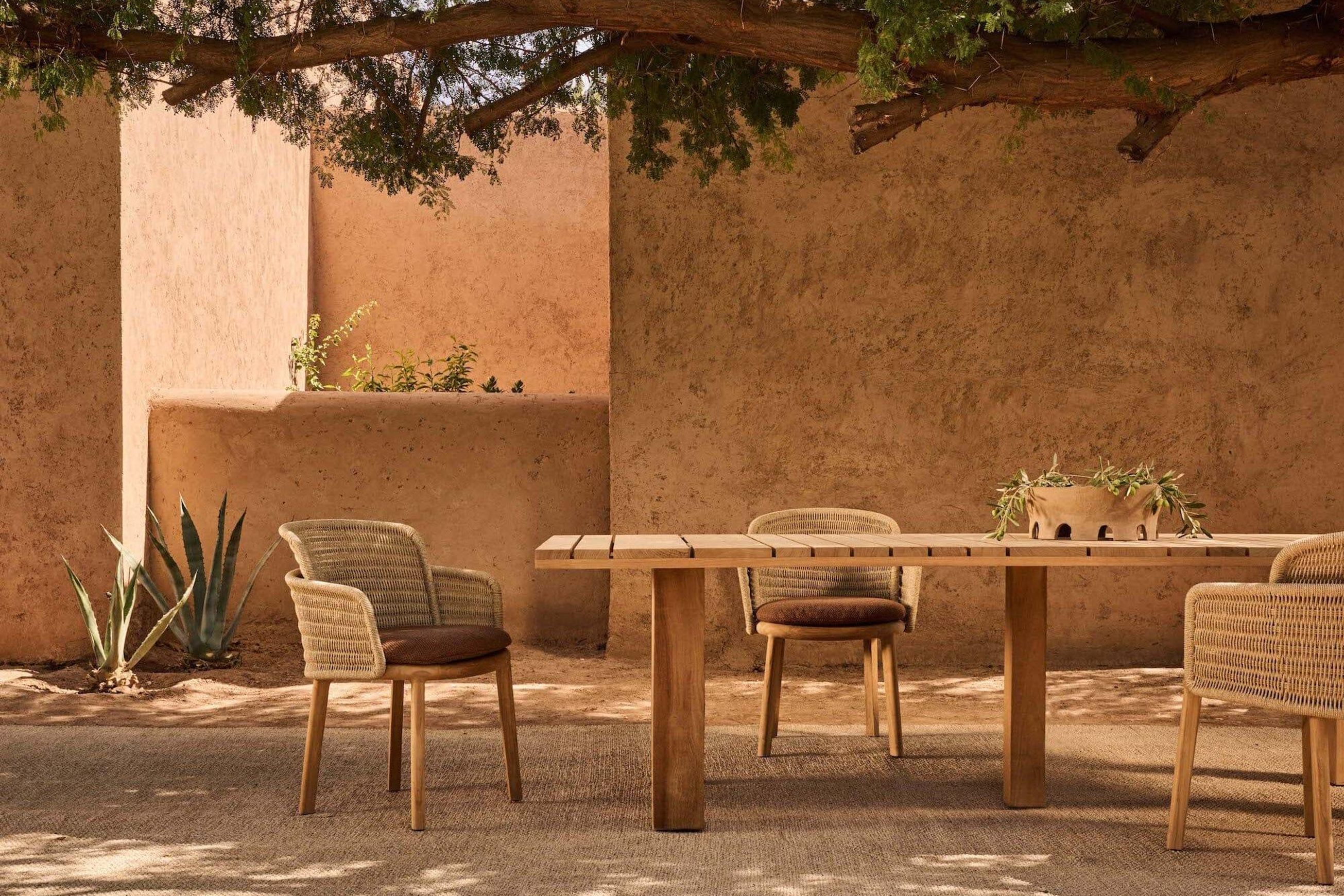 Suro Dining Table