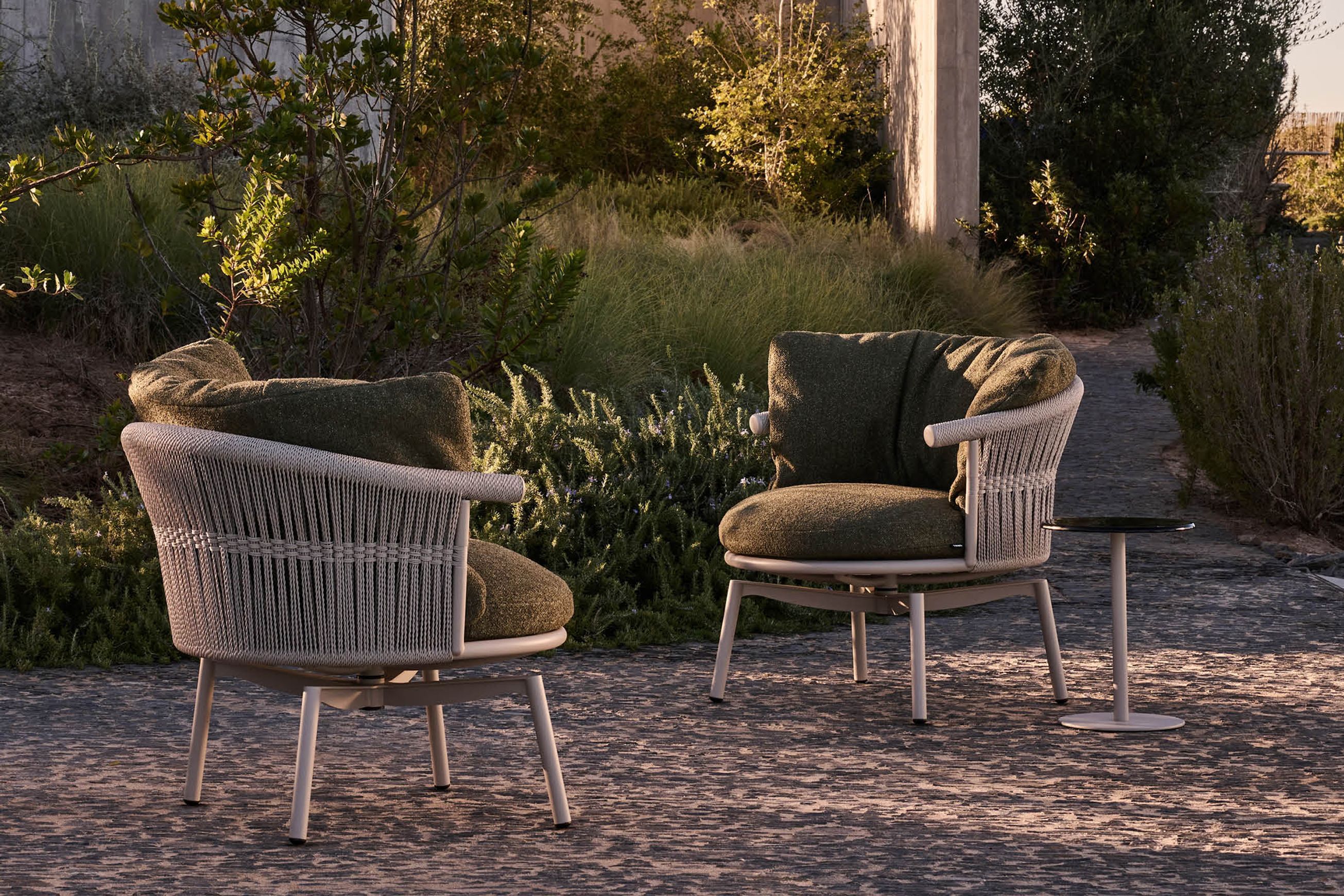 Cesta Swivel Lounge Chair