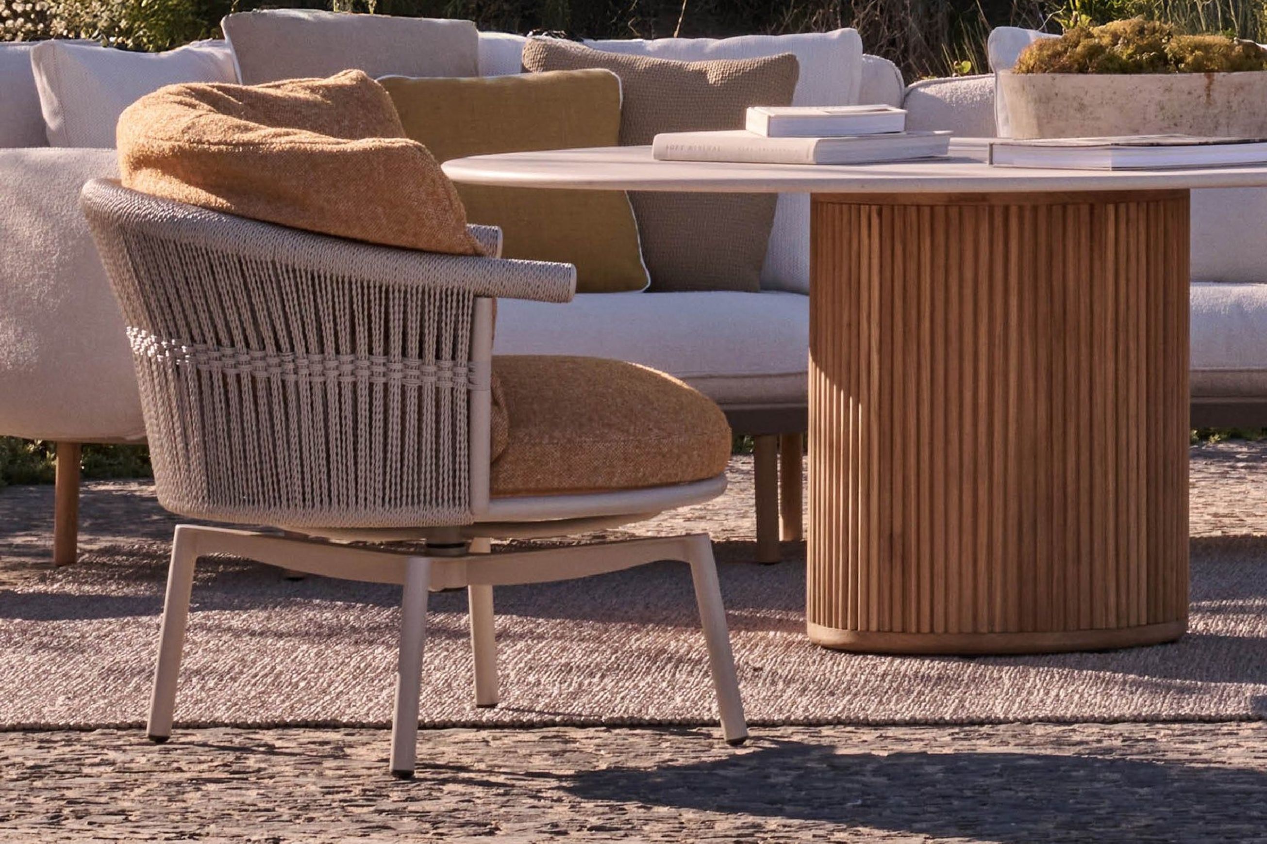 Cesta Swivel Lounge Chair