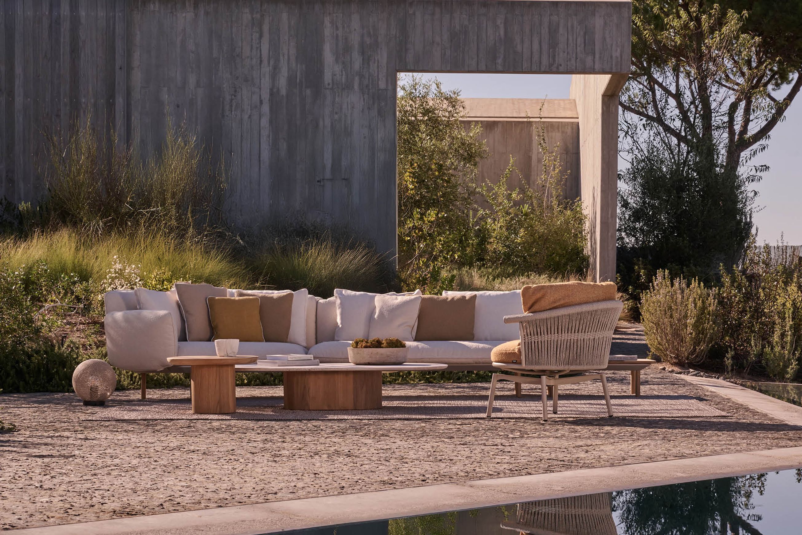 Cesta Swivel Lounge Chair