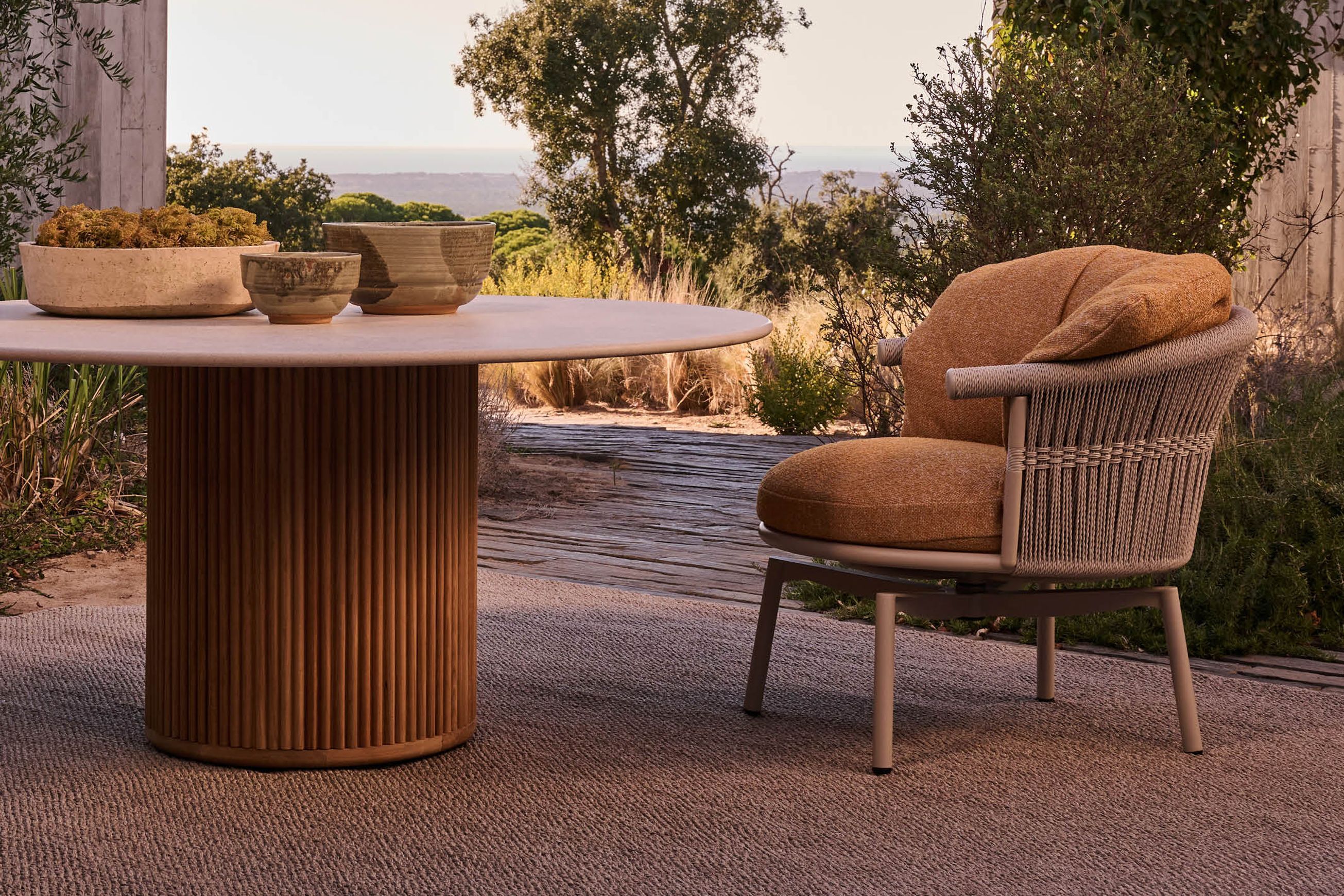 Cesta Swivel Lounge Chair