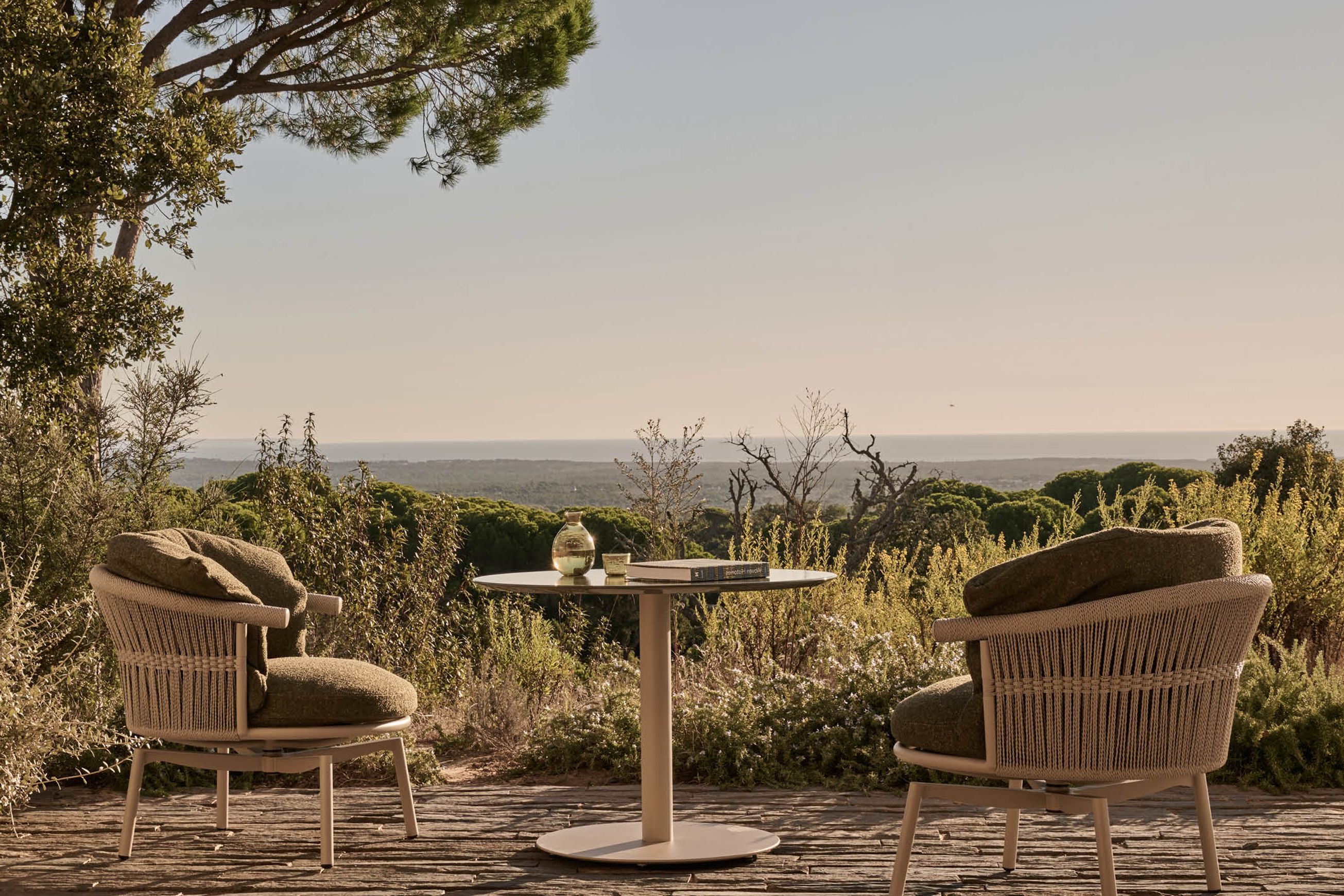 Cesta Swivel Lounge Chair