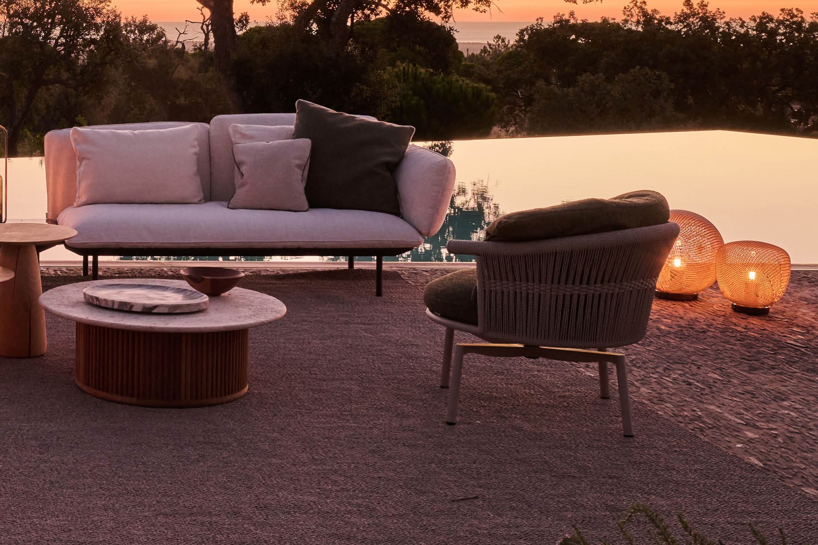Cesta Swivel Lounge Chair