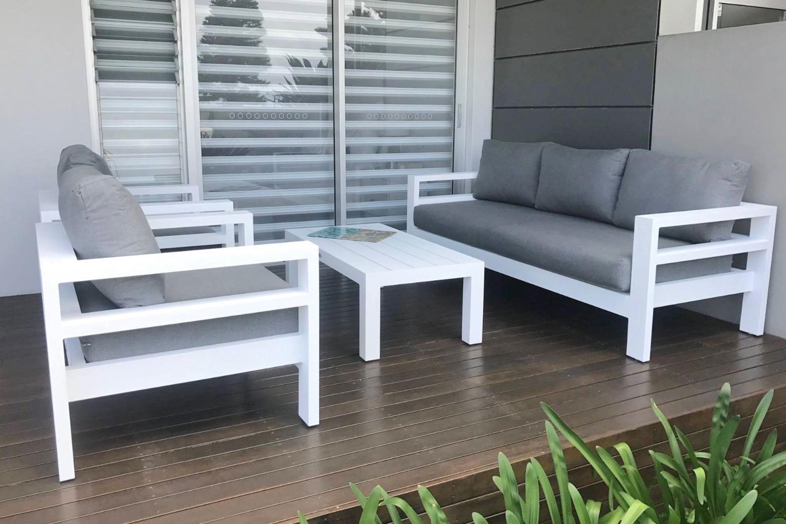 Coast Outdoor Lounge Set | White