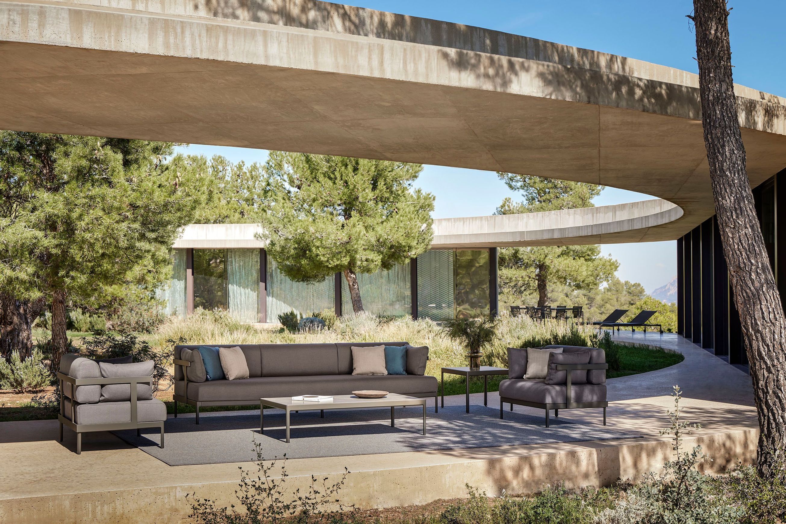 Legacy Outdoor 2-seater Sofa by Point