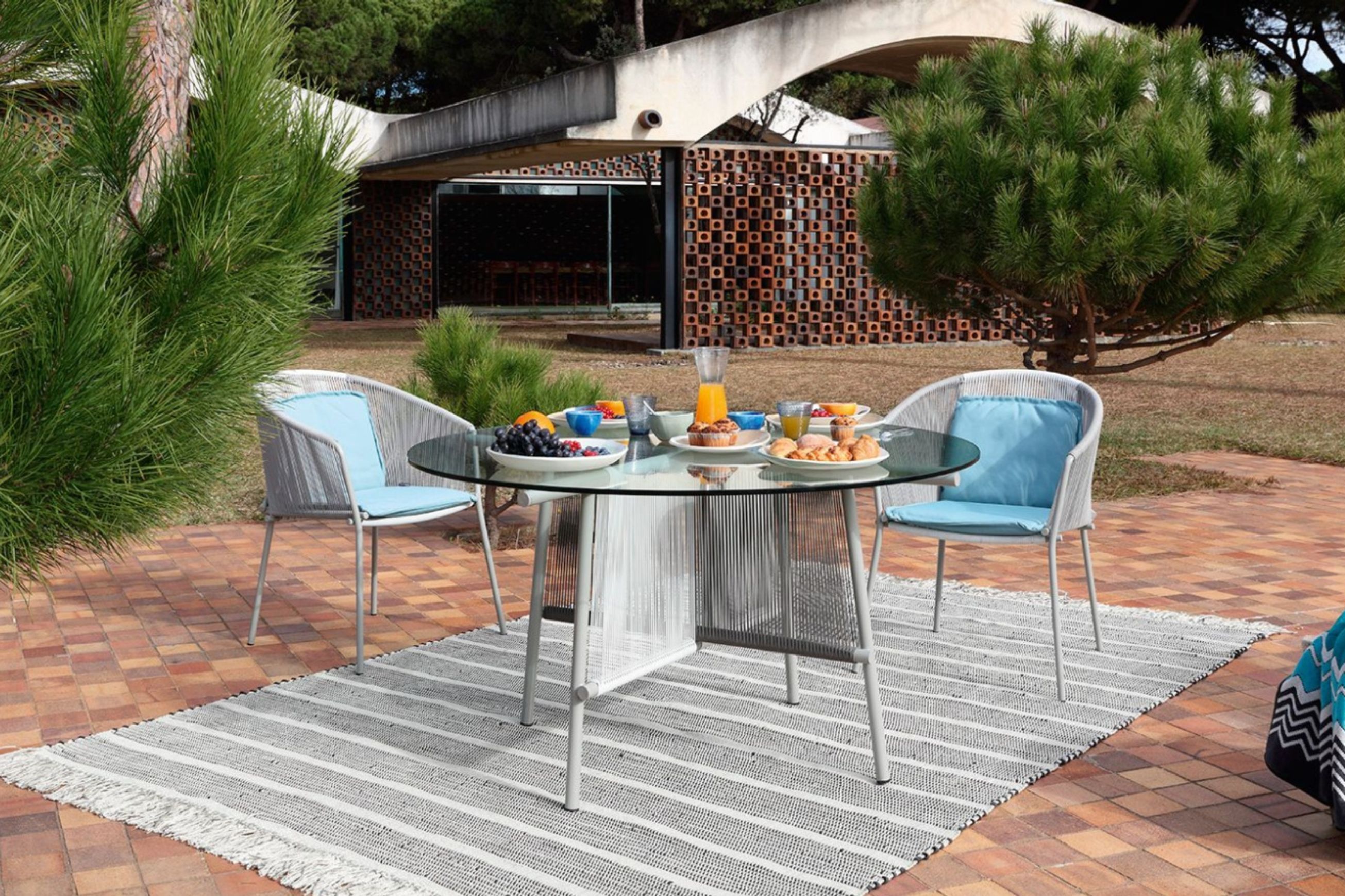 Traveler Outdoor Dining Table