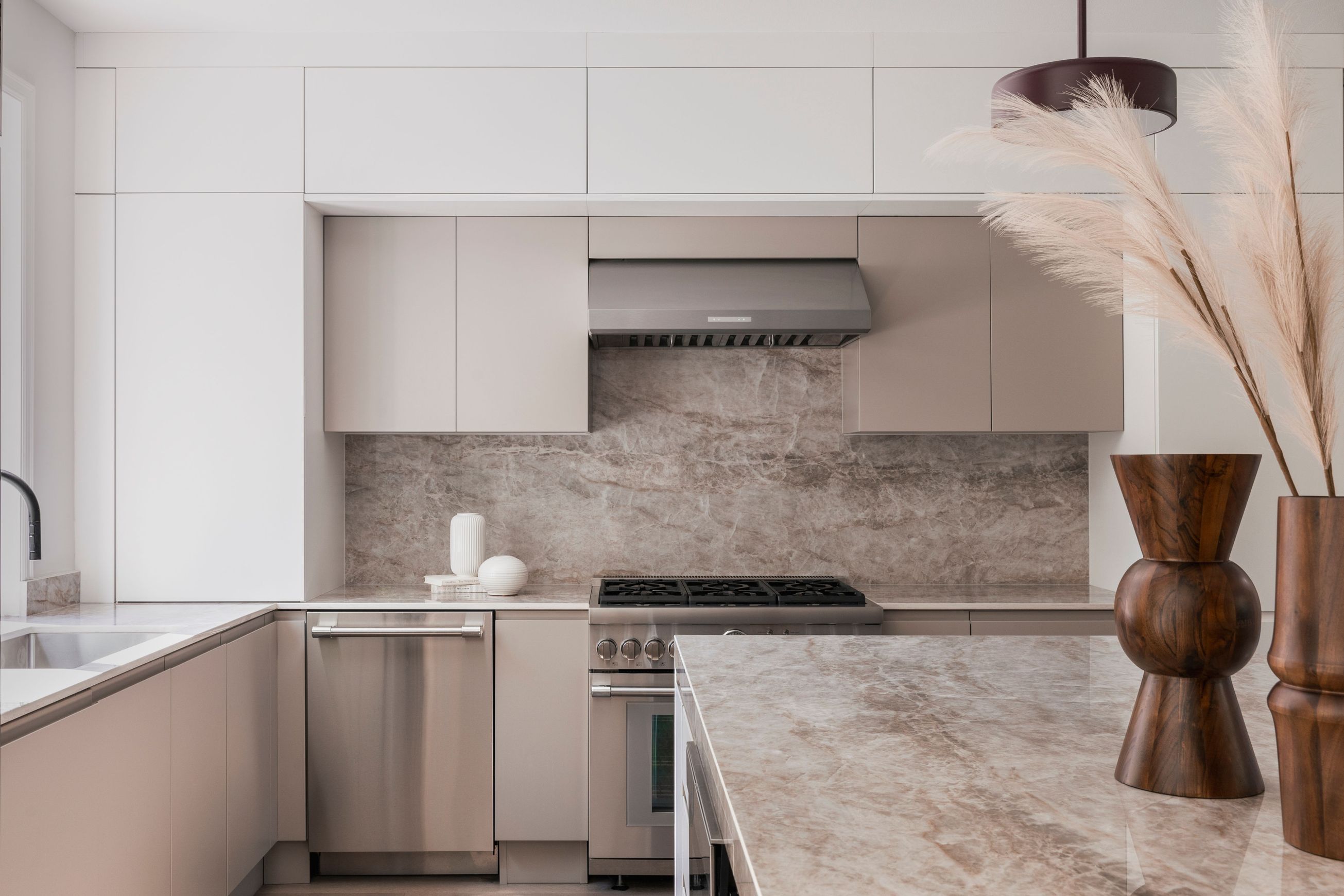 Dekton, Taga