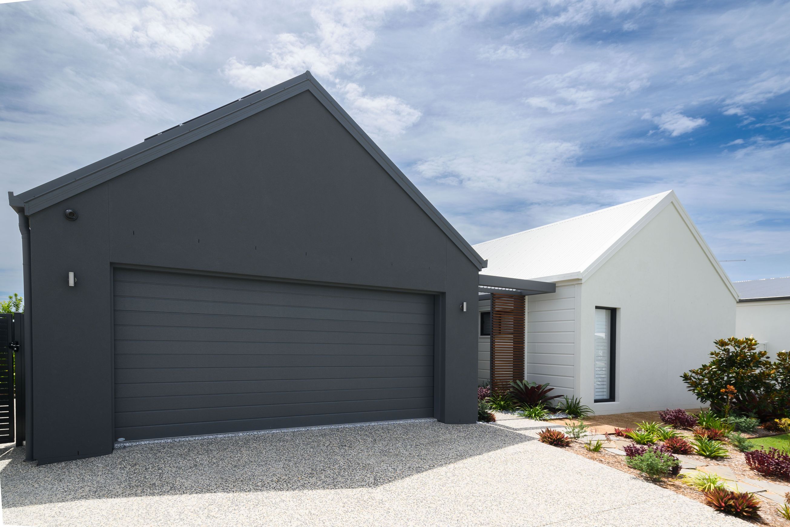 UniCote® LUX Garage Doors | Sectional Doors