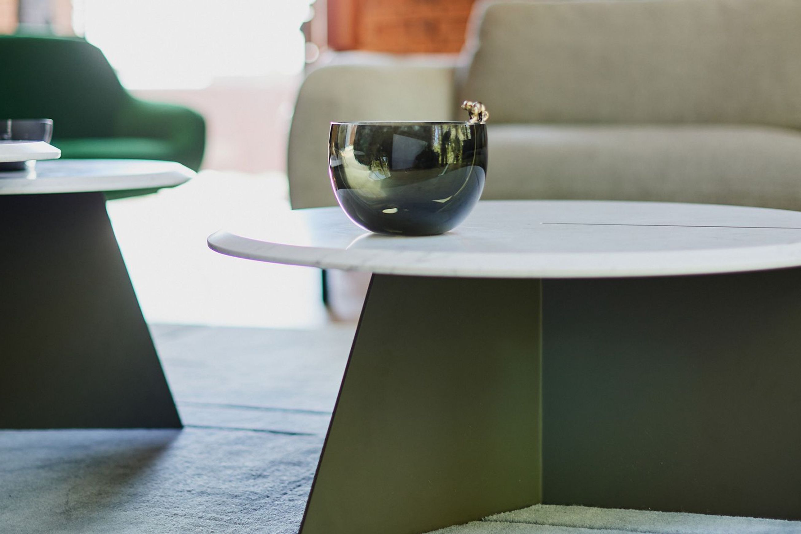 Nenuphar Bianco Carrare Pedestal Table