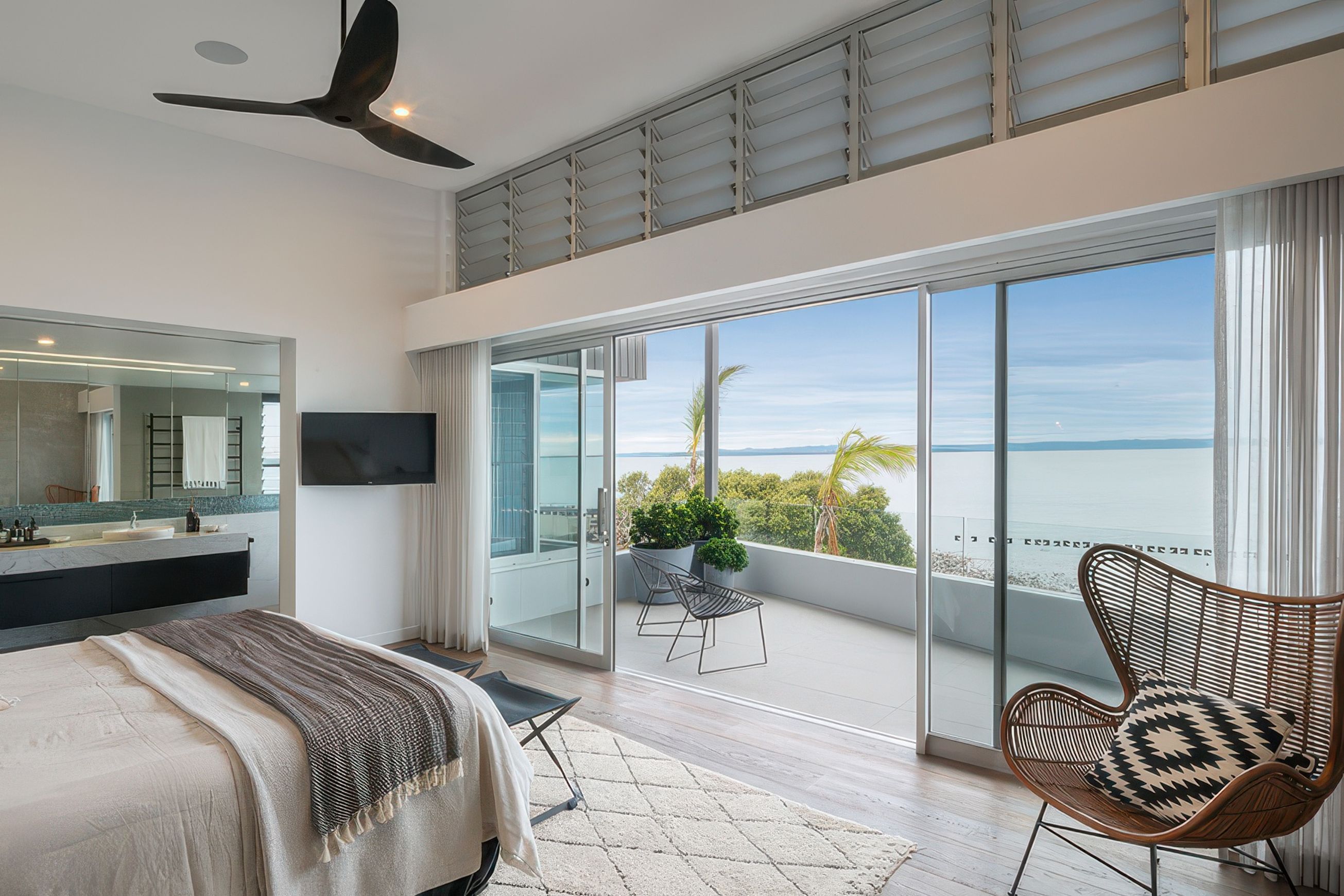 Elevate | Series 704 | Sliding Door