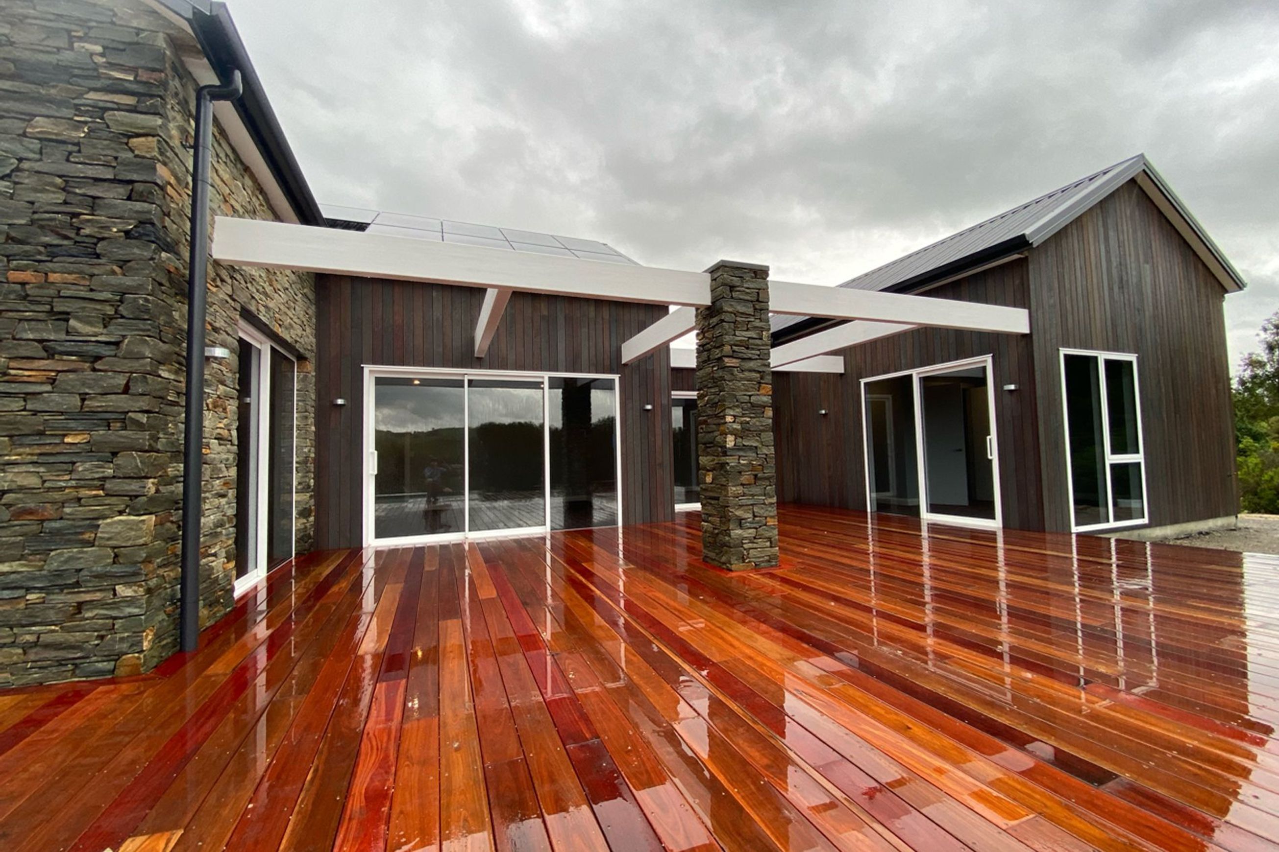 Cladding | Sawn face – smokey grey oil/tint