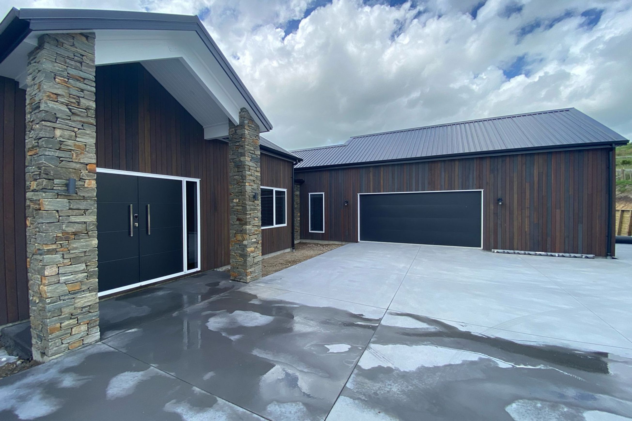 Cladding | Sawn face – smokey grey oil/tint