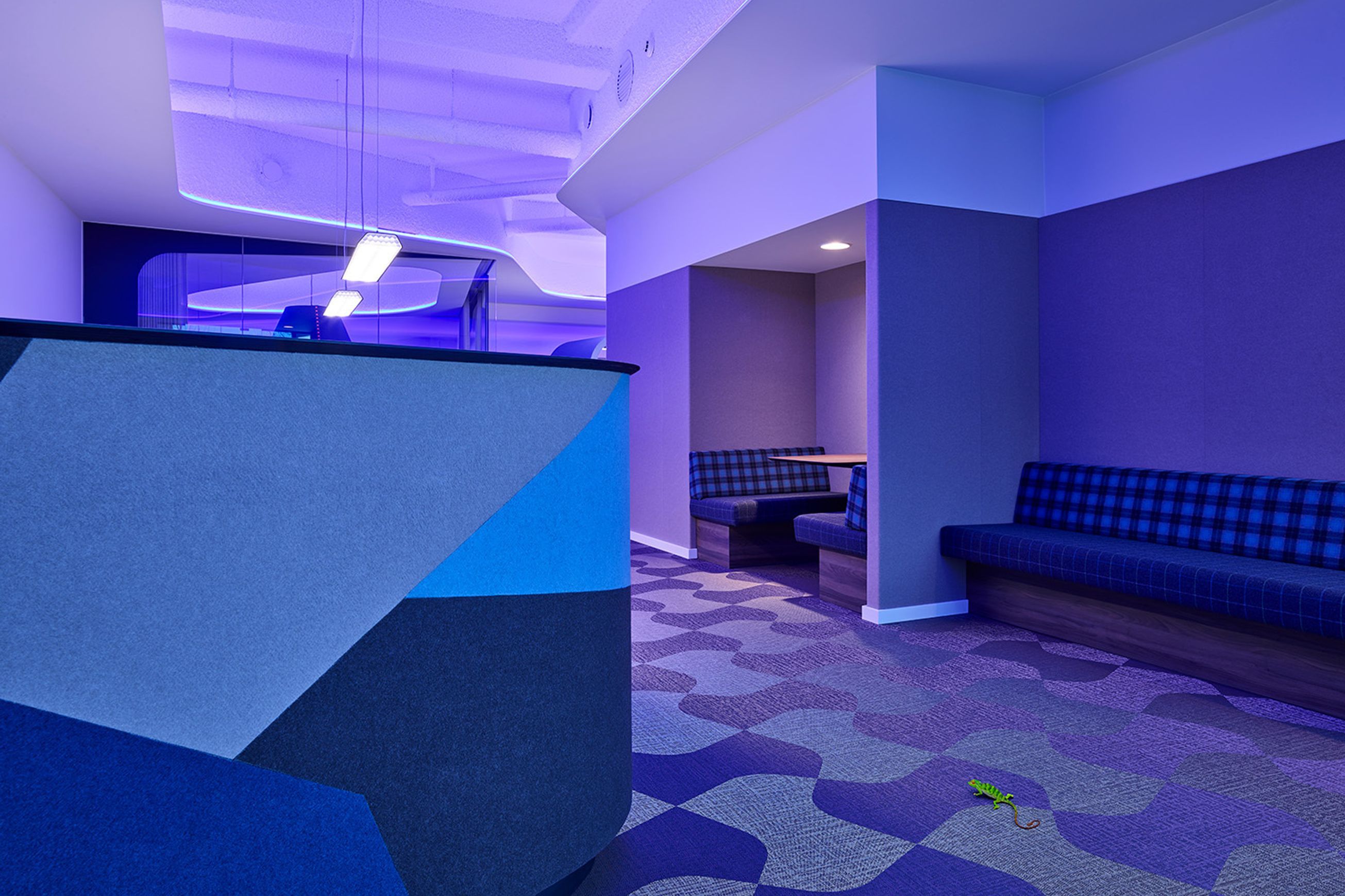 Versatile shaped woven eco-vinyl tiles by ntgrate®