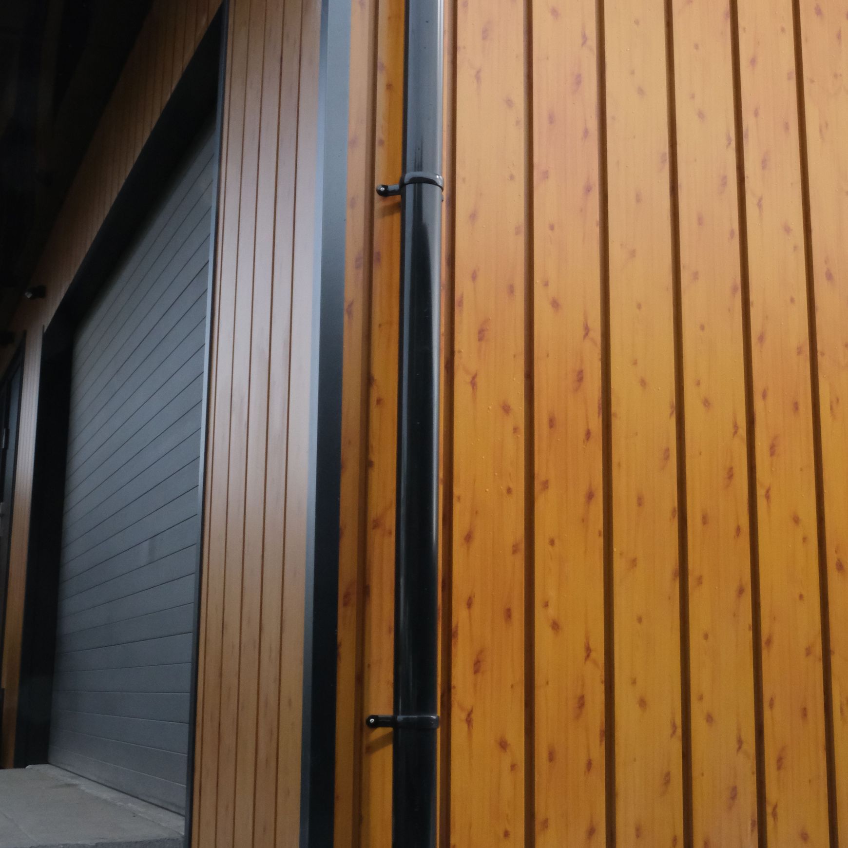Deep & Darker-Toned Woodgrain Finishes