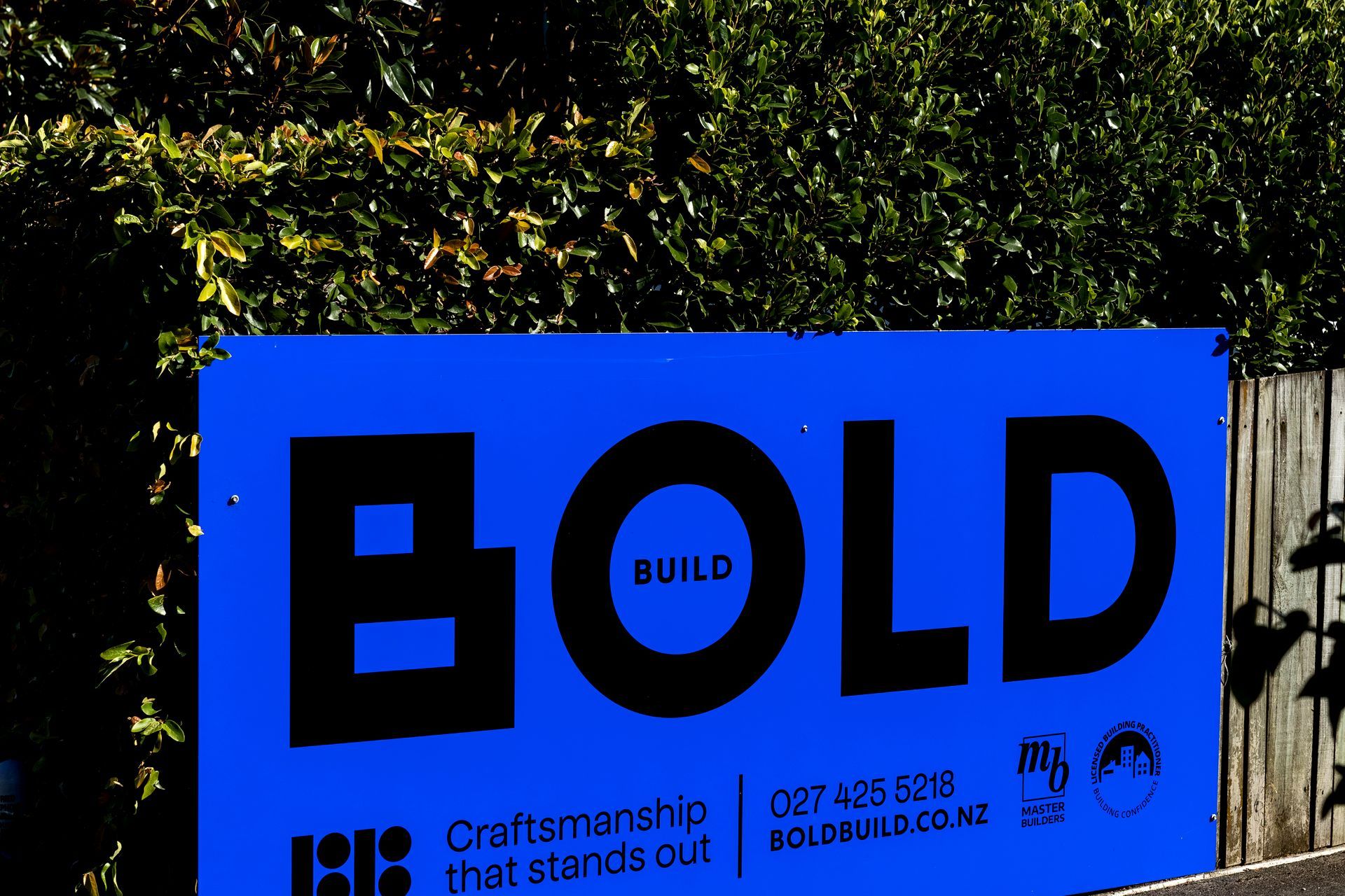 Bold build banner