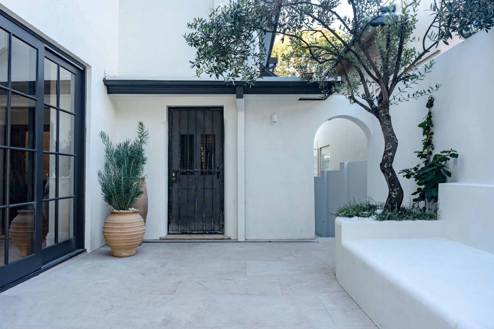 Step into Mediterranean Elegance in Vaucluse!