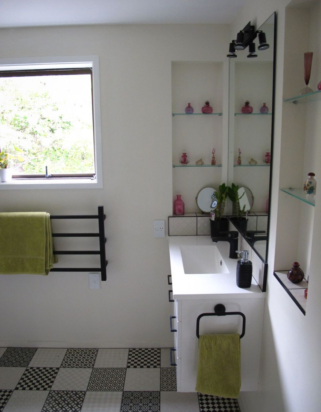 Ensuite details - a built in self in a Master Bedroom renovation with a carefully laid feature tile floor