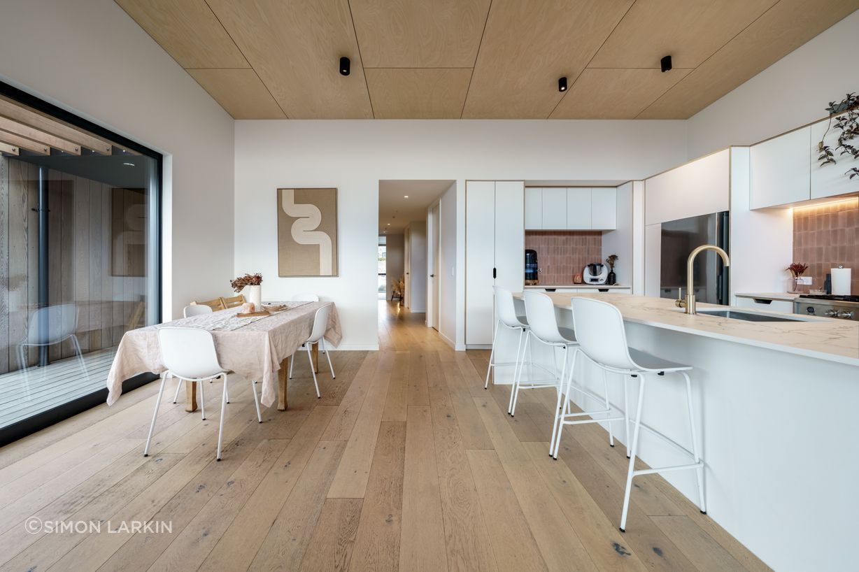 04-Ben-Hudson-Architects-Alpine-Home-Wanaka-kitchen-dining.jpg