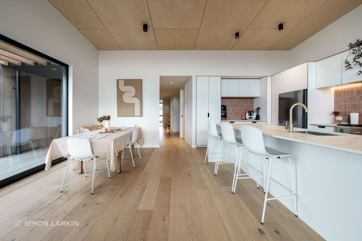 04-Ben-Hudson-Architects-Alpine-Home-Wanaka-kitchen-dining.jpg