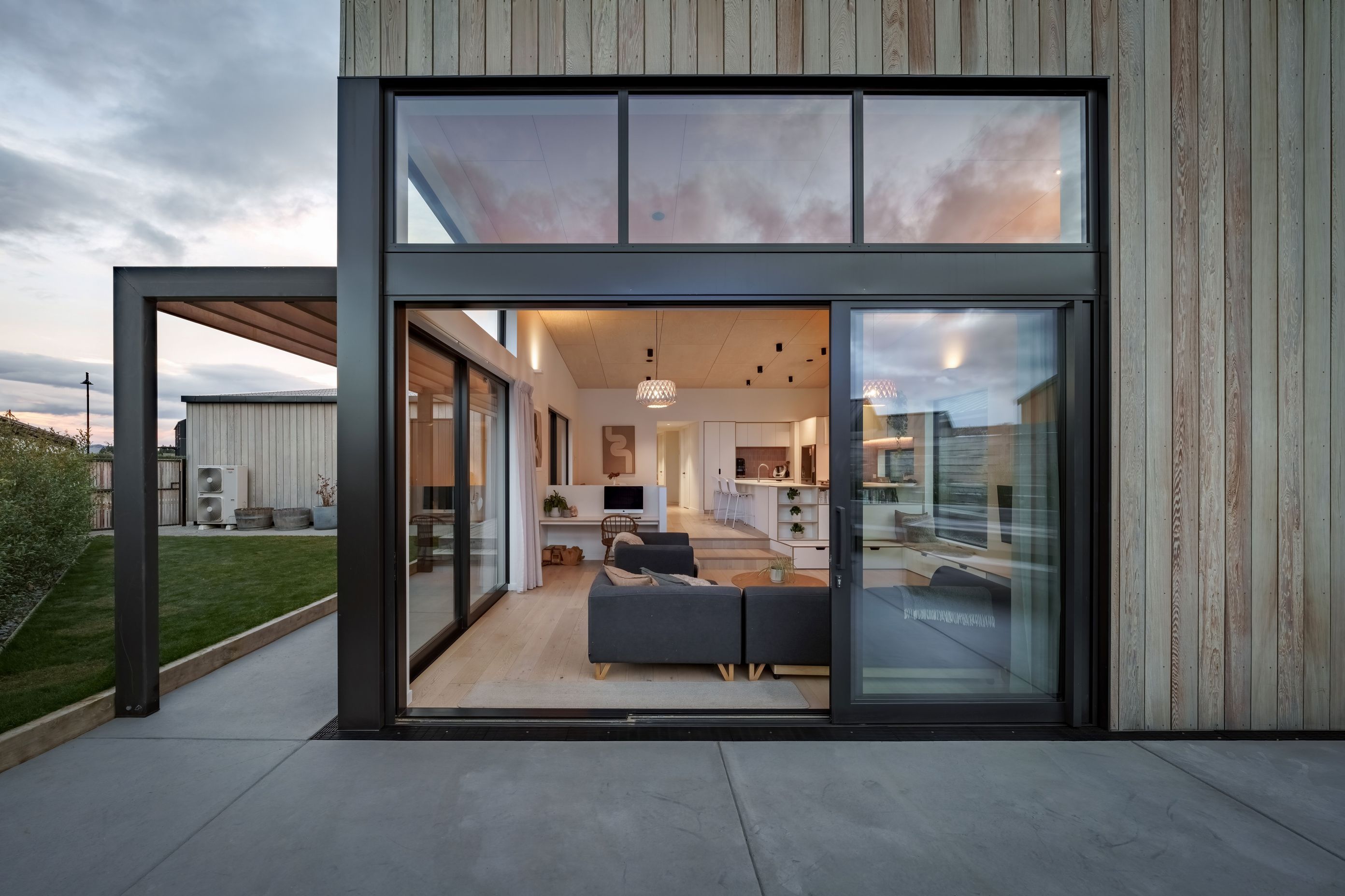10-Ben-Hudson-Architects-Alpine-Home-Wanaka-outdoor-living.jpg