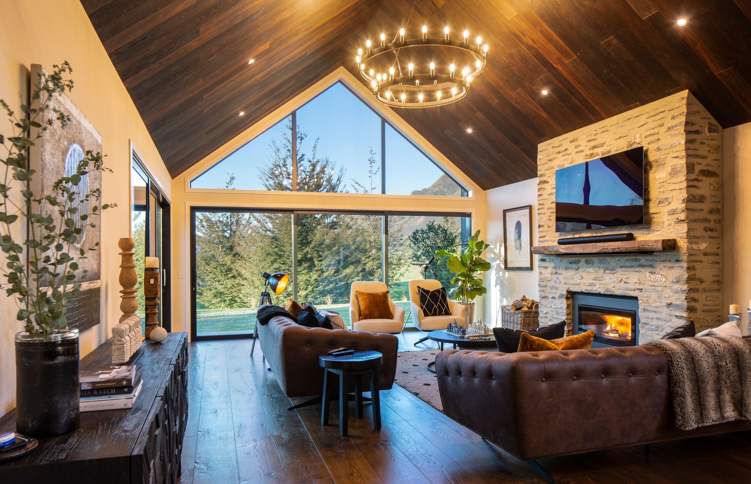 A rustic chandelier centres over the lounge area.