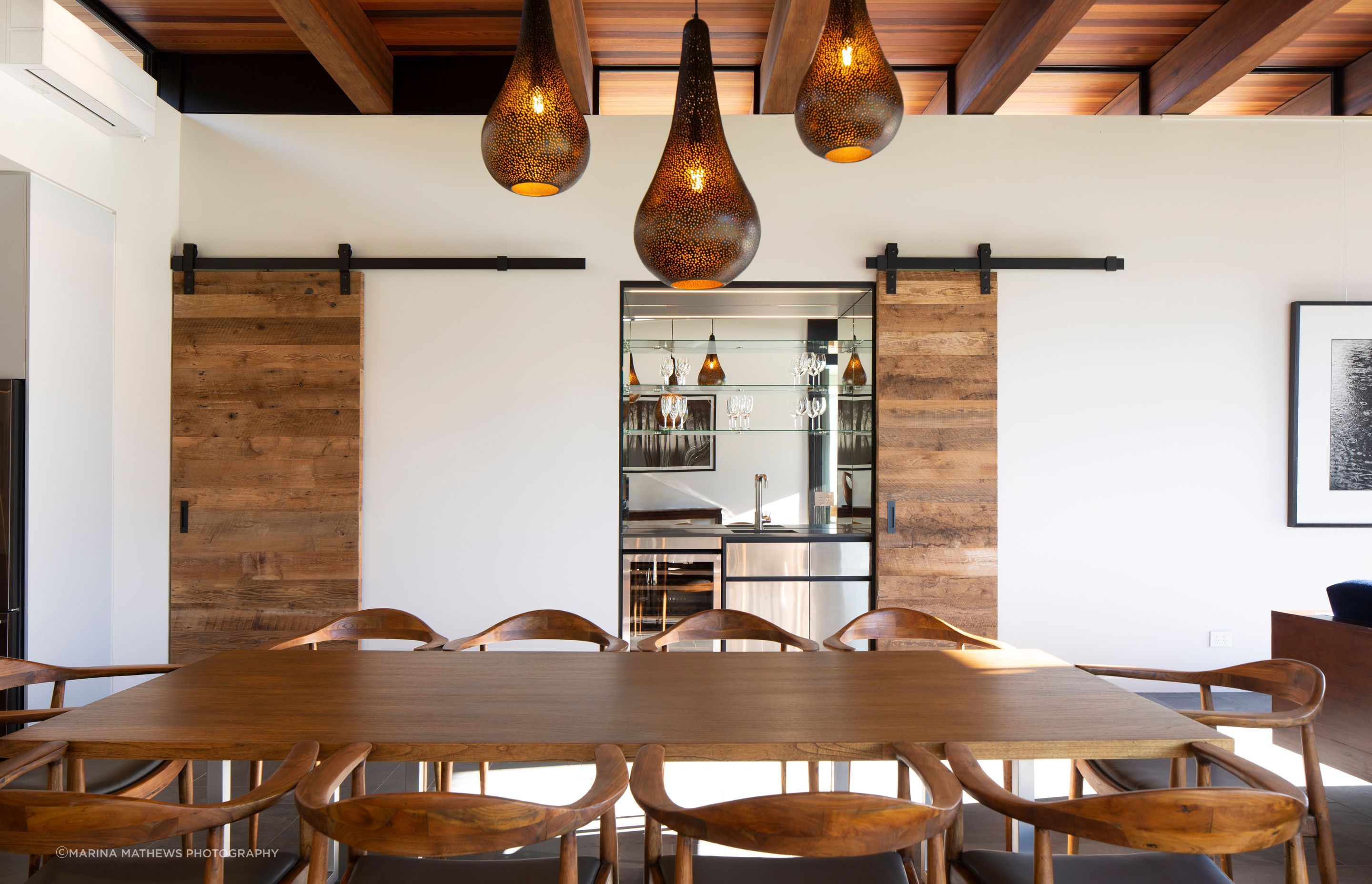 A restrained palette of white walls and natural materiality detailed in a rustic style makes the home feel like it’s part of the Central Otago aesthetic.