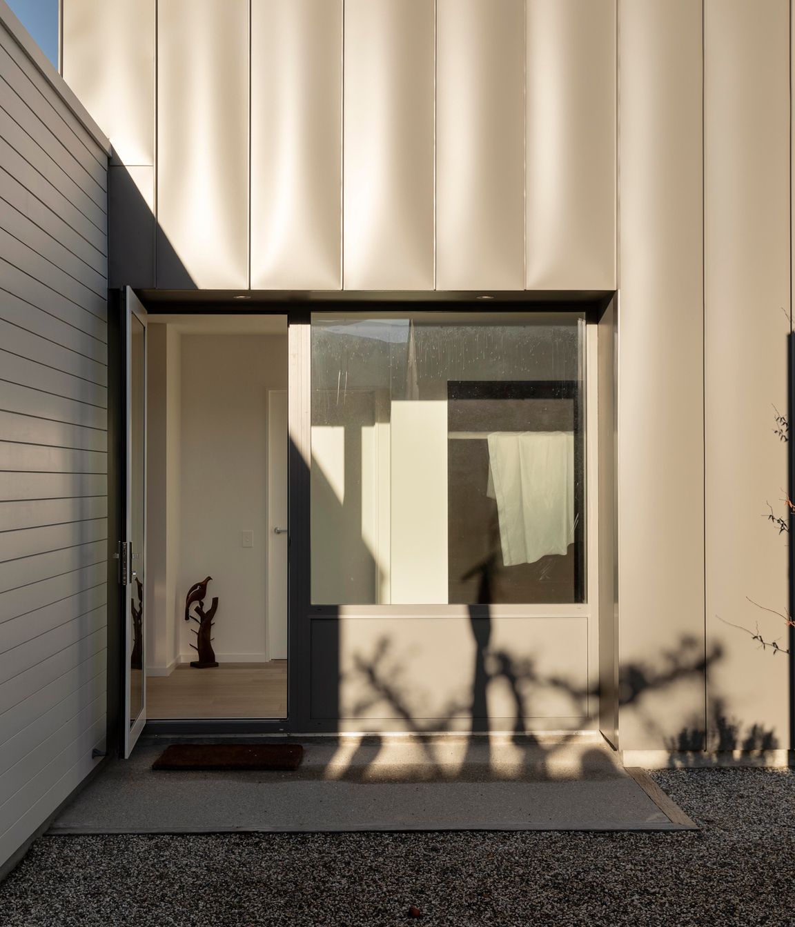 The intersection between the white and grey parts of the house is seamless and throws interesting shadows across the building.