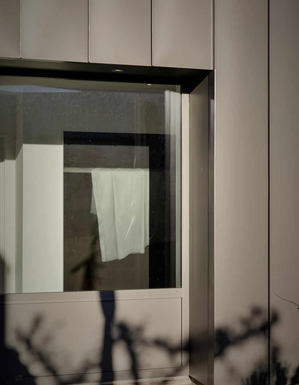 The recessed joinery in the back section of the home has a scultpture-like cutout quality.