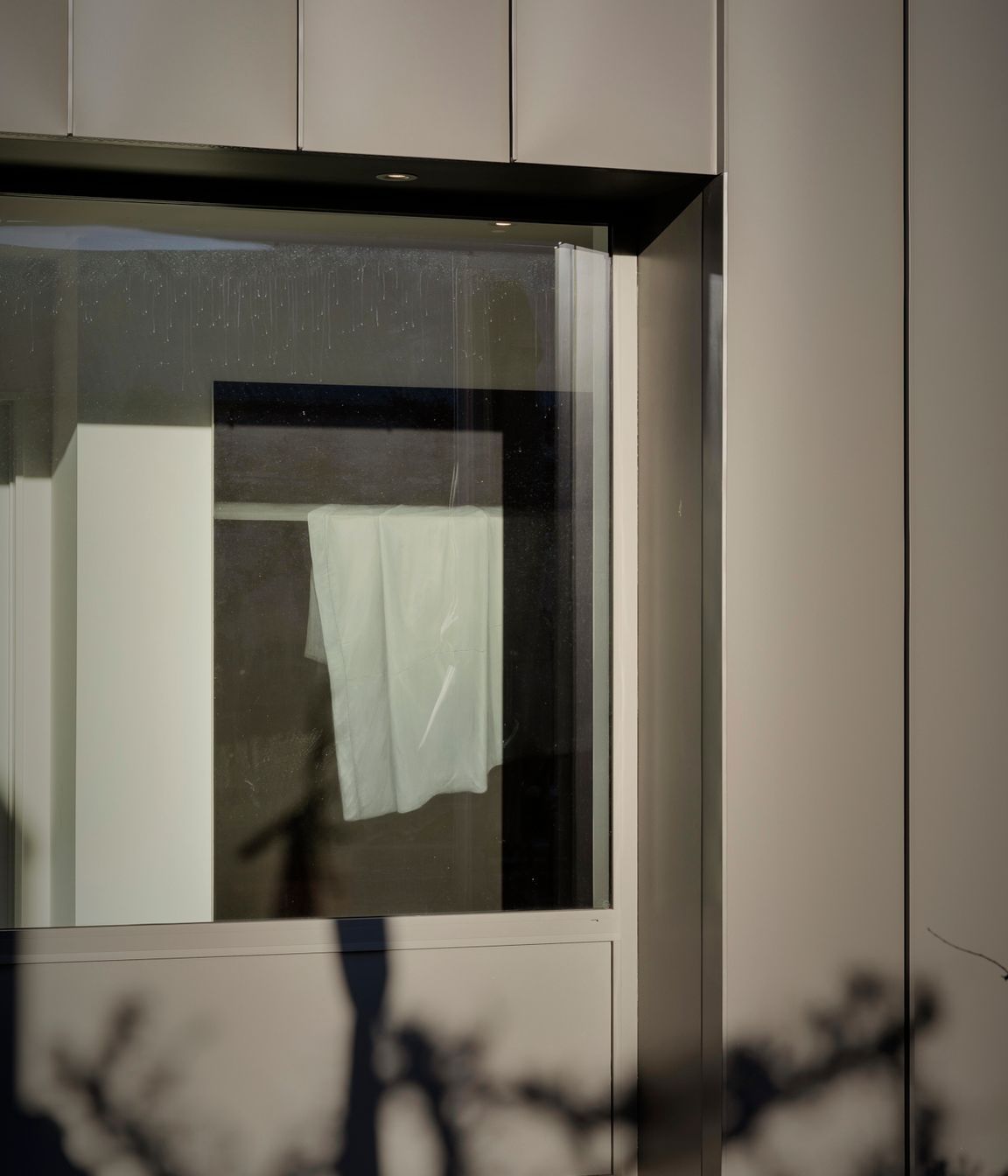 The recessed joinery in the back section of the home has a scultpture-like cutout quality.
