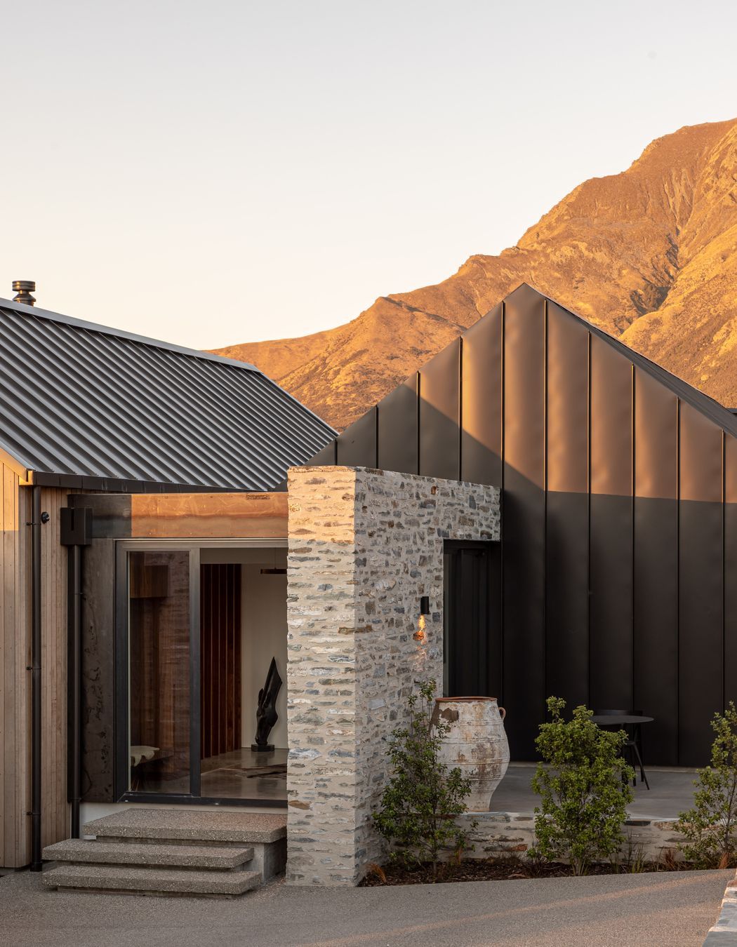 Ben-Hudson-Architects-gallery-house-mountain-backdrop.jpg