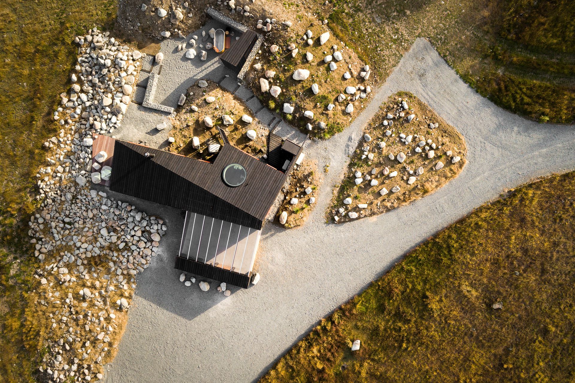 The underlying form is of two offset open plan spaces. One contains the bedroom and bathroom and is positioned to allow morning sun to filter through. The other holds the kitchen, entry and living areas and enjoys closer views of the Ben Ohau Range.