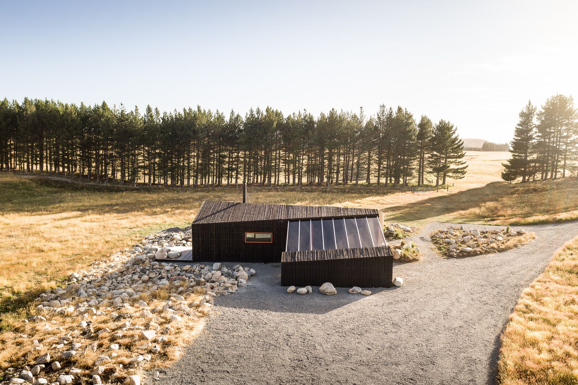 Named for the skylarks which inhabit the area, the folded form of the cabin also nods to the distinctive aerial display of these local birds with their angular, precise and purposeful acrobatics.