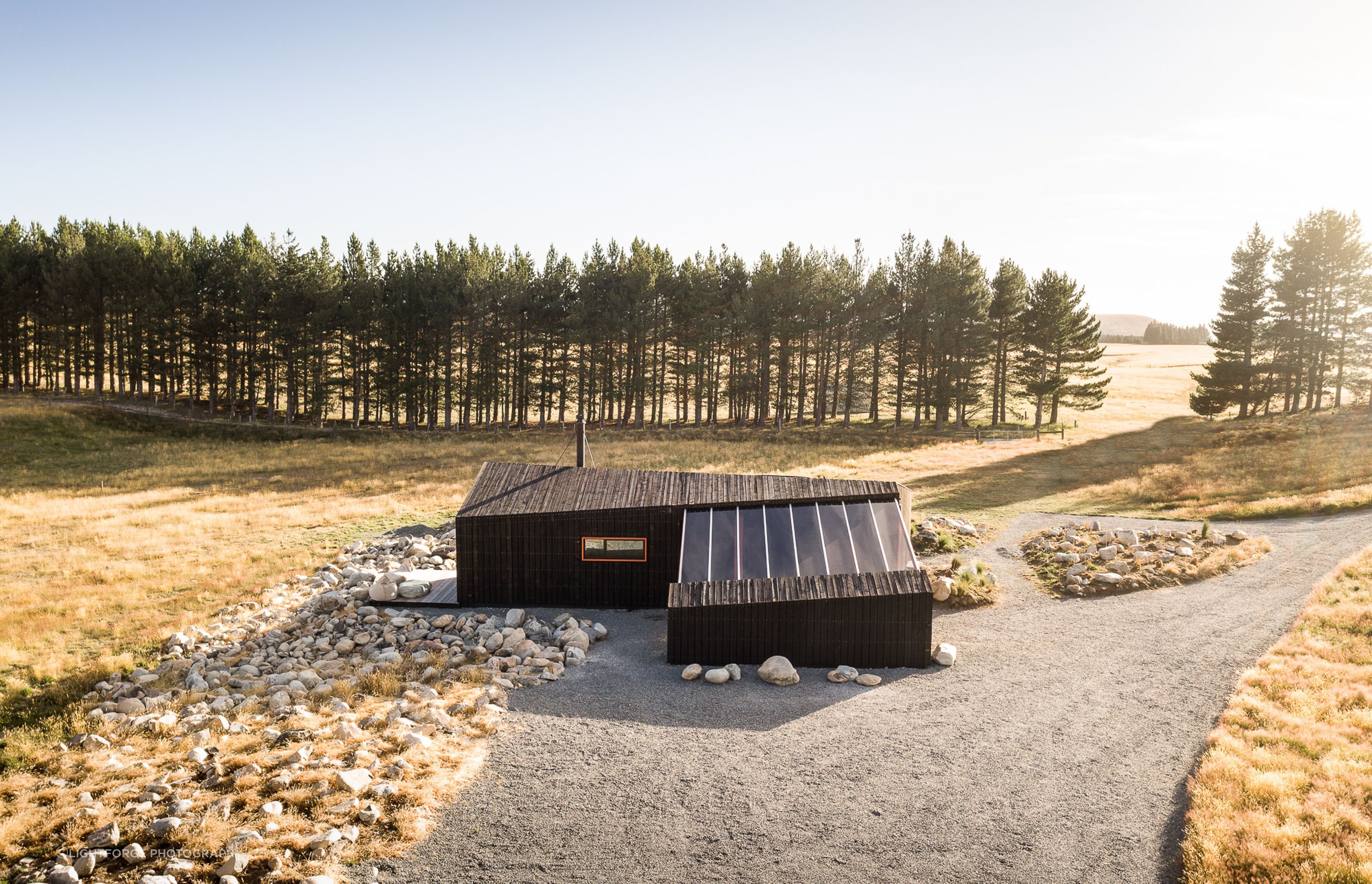 Named for the skylarks which inhabit the area, the folded form of the cabin also nods to the distinctive aerial display of these local birds with their angular, precise and purposeful acrobatics.
