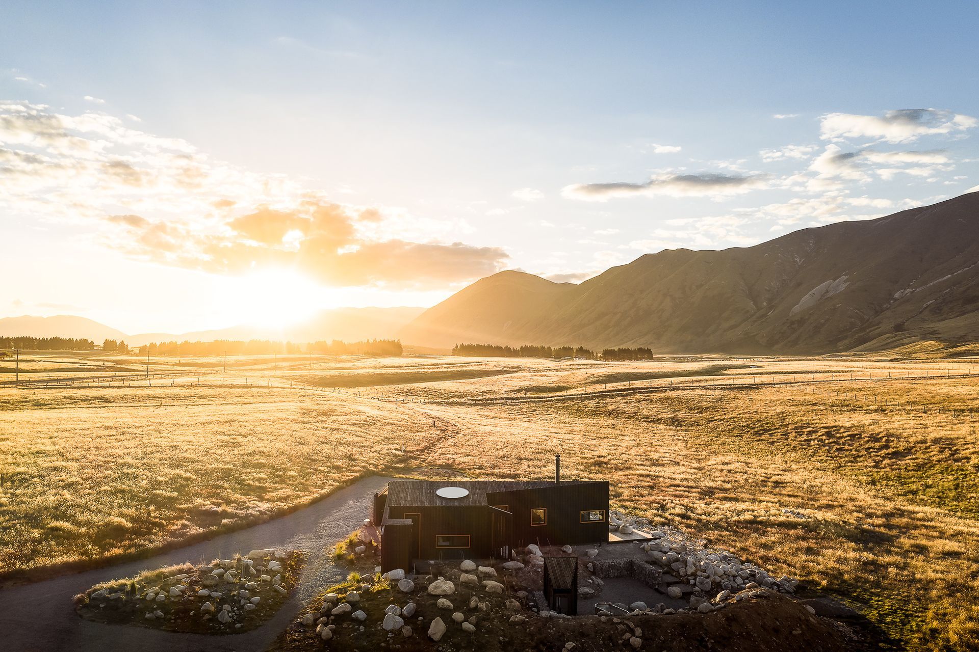 Gently nestled into the tussock grasslands of the Ben Ohau Range foothills sits Skylark Cabin, a tiny home measuring in at less than 50sqm.