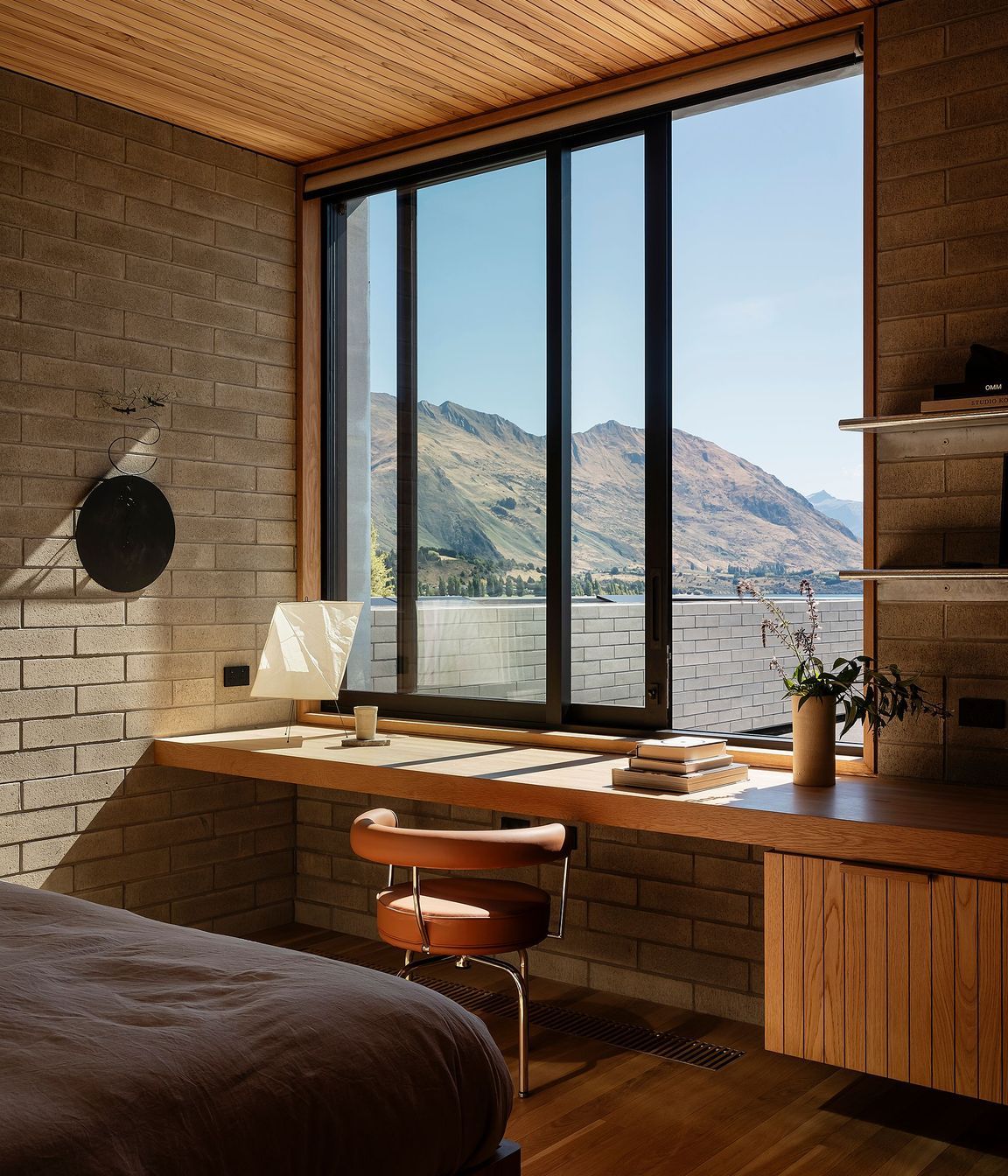 DONE-06Wanaka-SKI-HouseBedroom-01-DeskSam-Hartnett06.jpg