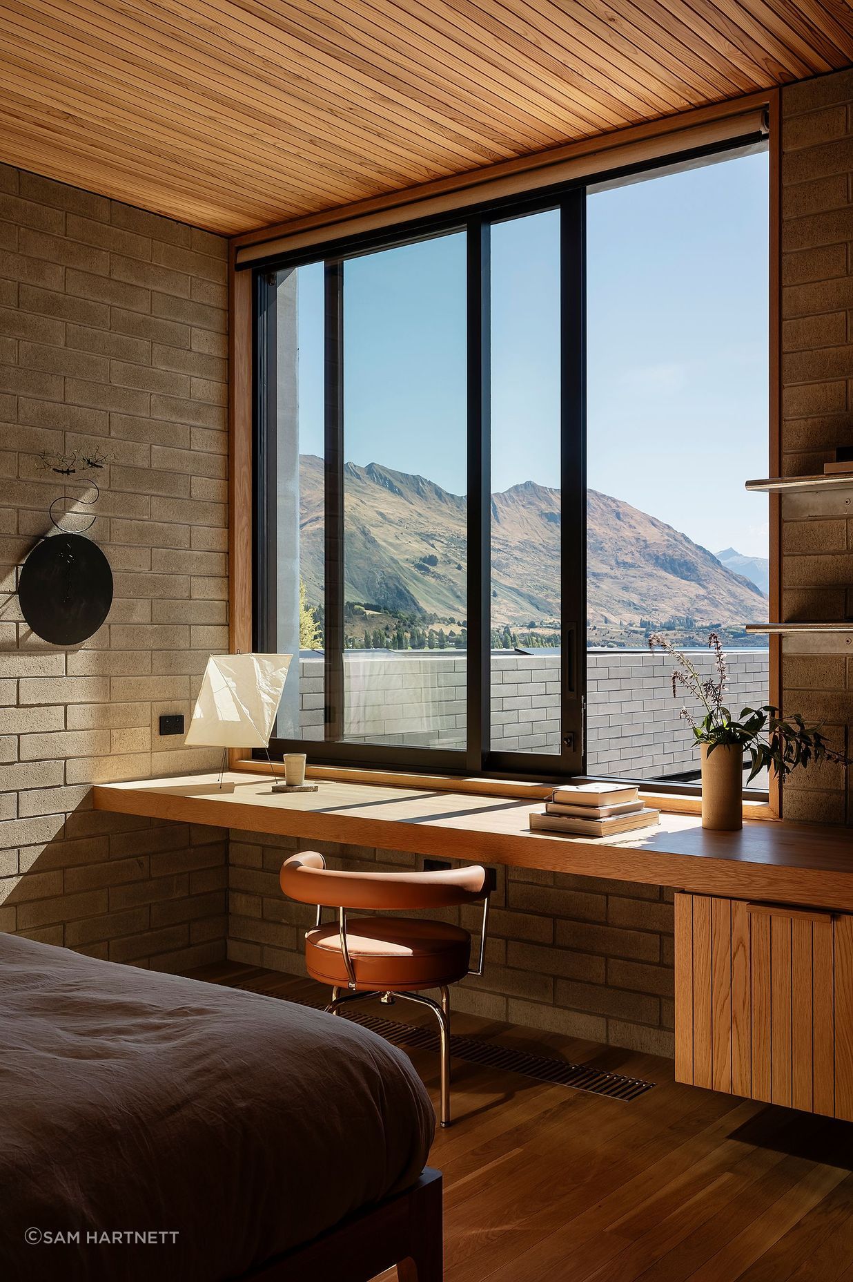 DONE-06Wanaka-SKI-HouseBedroom-01-DeskSam-Hartnett06.jpg