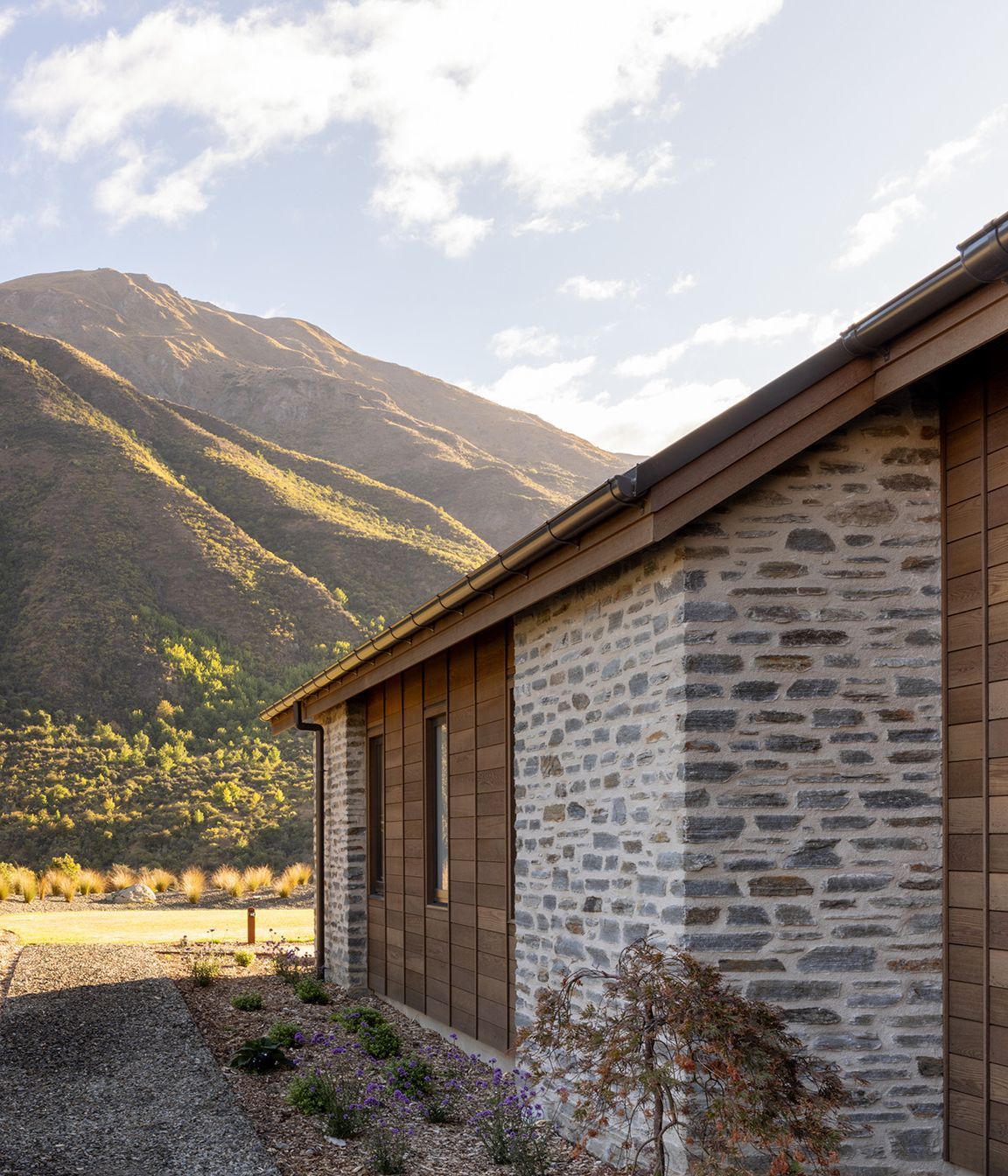 Gibbston-ValleyCaseyCondon-Scott-Architectsschist-and-cedar-wall.jpg