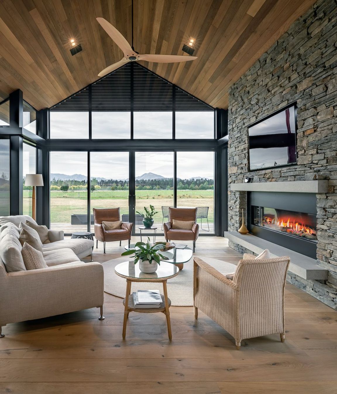 Hillend-Station-HouseSimon-Larkin-Lounge-interior.jpeg