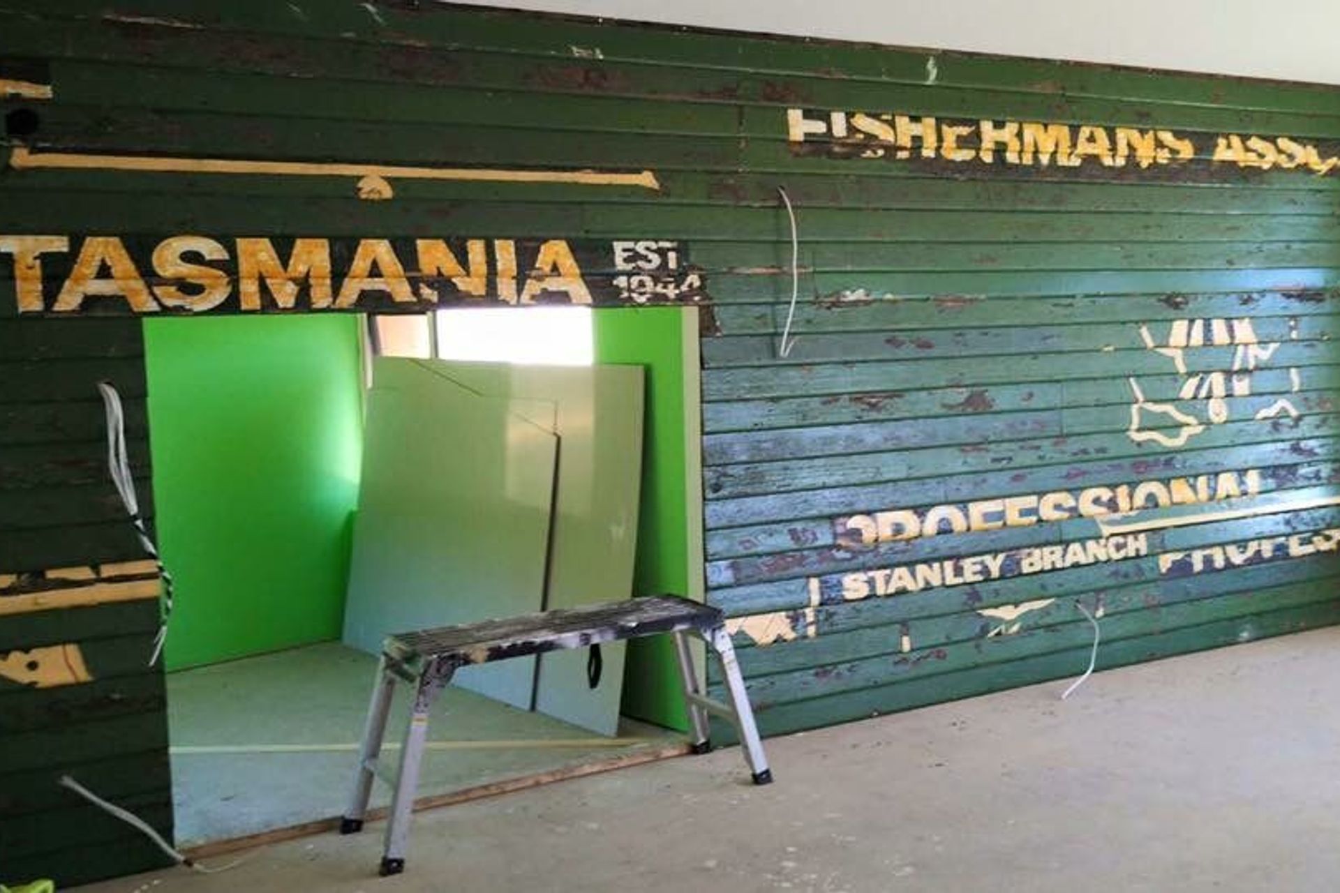 Inspired by the artist Rosalie Gascoigne, the receded weatherboards were used in the living areas. Boards were sealed to limit potential lead paint contamination. Grass green to bed nook is continued to the ceiling-the room glows Greenland carries views to  The Green Hills to the north and The Nut to the south