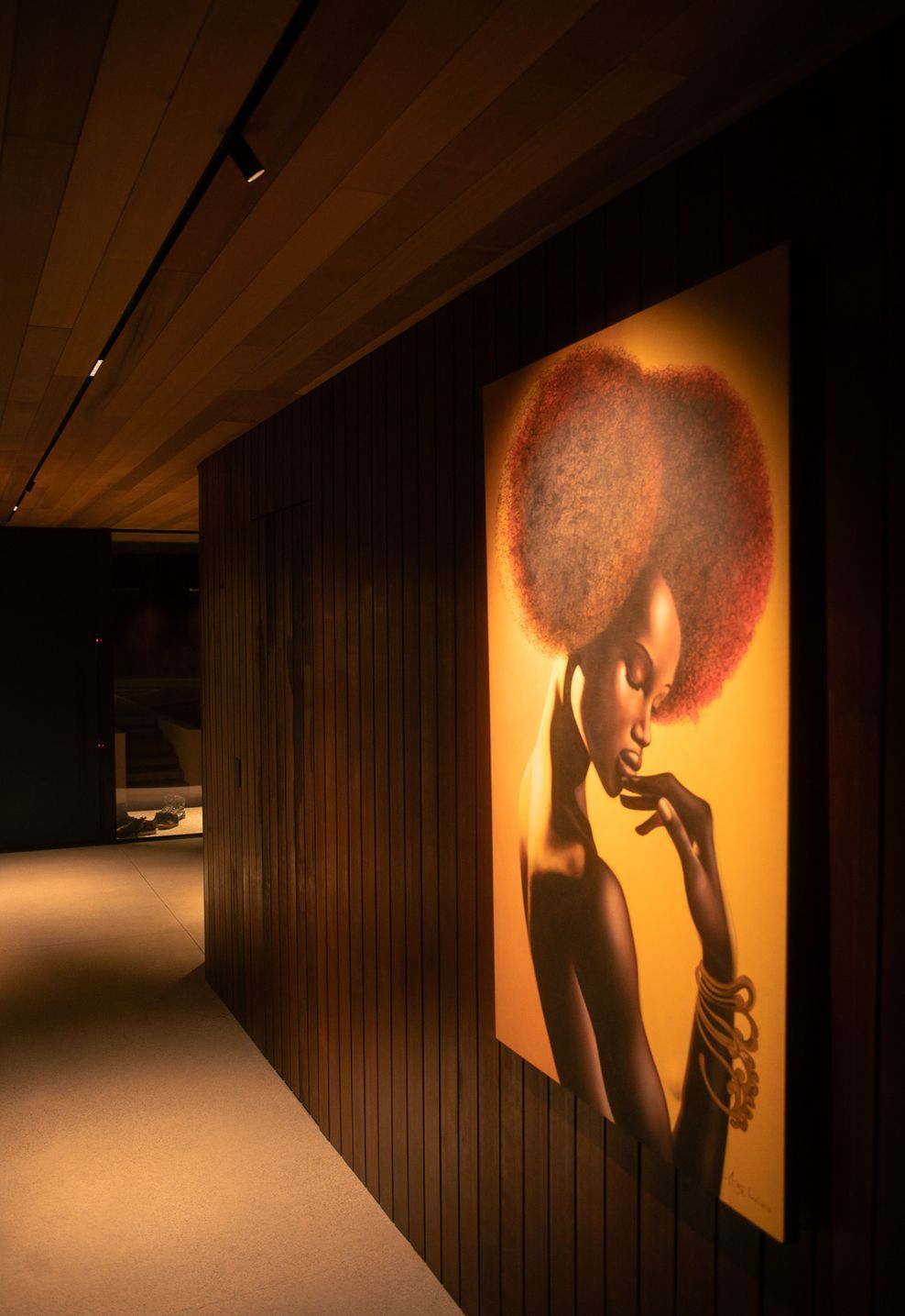 A continuous 12-metre recessed track system creates a gallery-like journey through the home, with FLOS Light Shadow Spot Lights highlighting artwork, alongside discreet Multi Spot Mini fittings providing subtle pathfinding light.