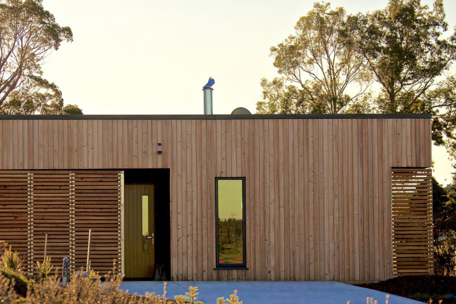 Kowhai Cabin Keeps Warm in Winter, Cool in Summer