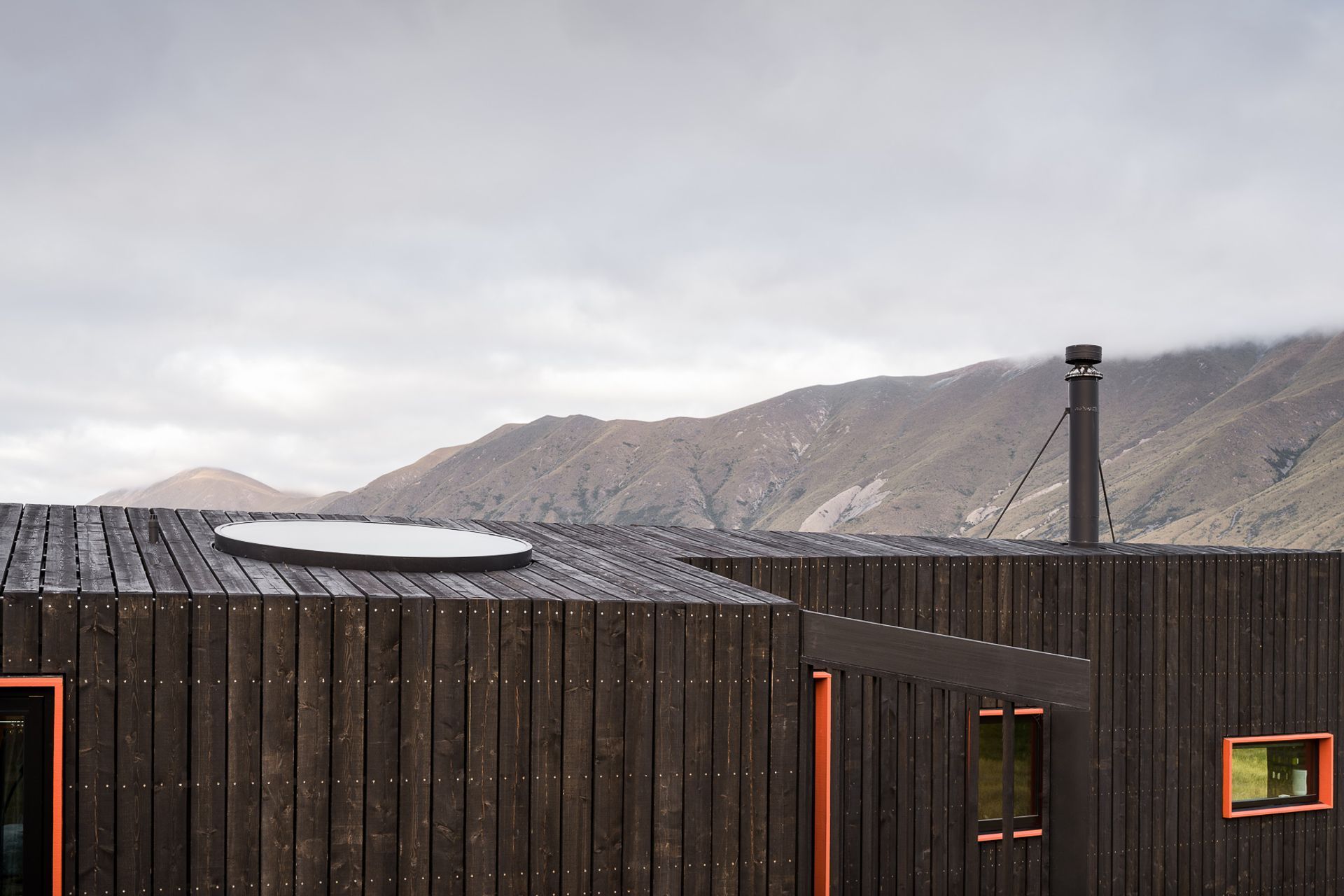 The circular skylight, which is positioned over the bed, provides views of the stars at night, as well as lazy views of the vast hazy skies during the day.