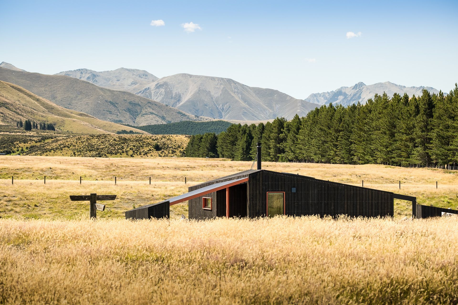 The site is permeated with native tussock grasses and more refined planting, which allows the cabin to nestle gently into the land and sets up a sense of arrival as you meander down the driveway.
