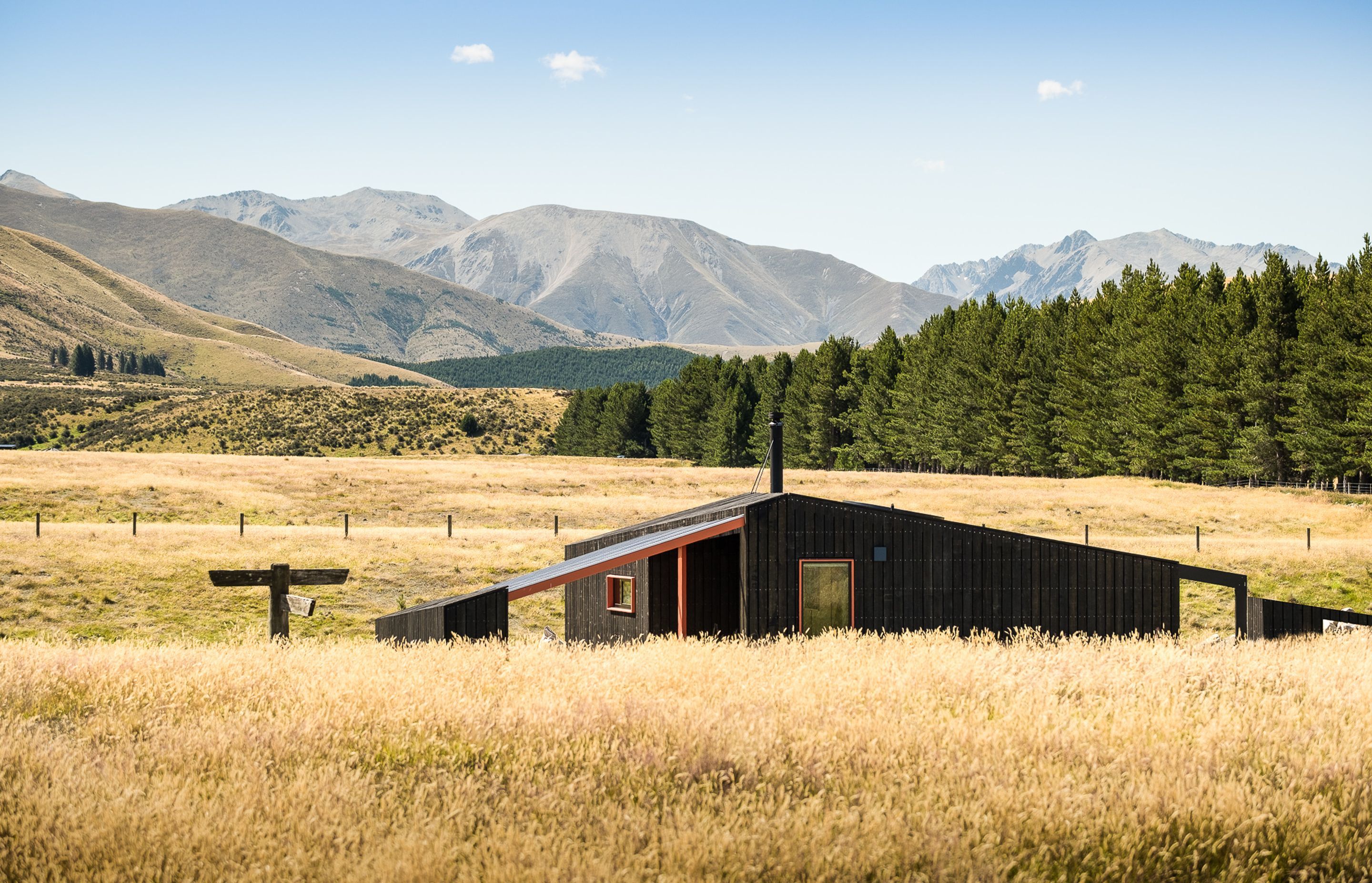 The site is permeated with native tussock grasses and more refined planting, which allows the cabin to nestle gently into the land and sets up a sense of arrival as you meander down the driveway.