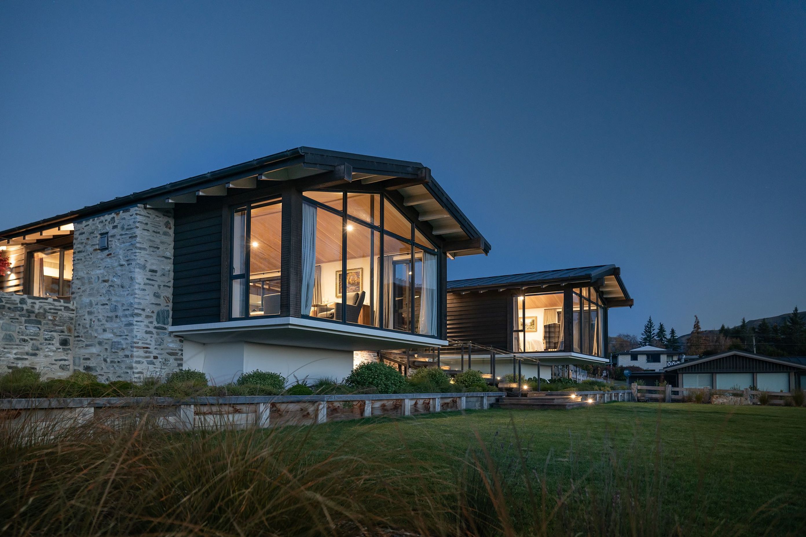 The cantilevered floor element extends the home into the environment, bringing the lake view very much to the fore.