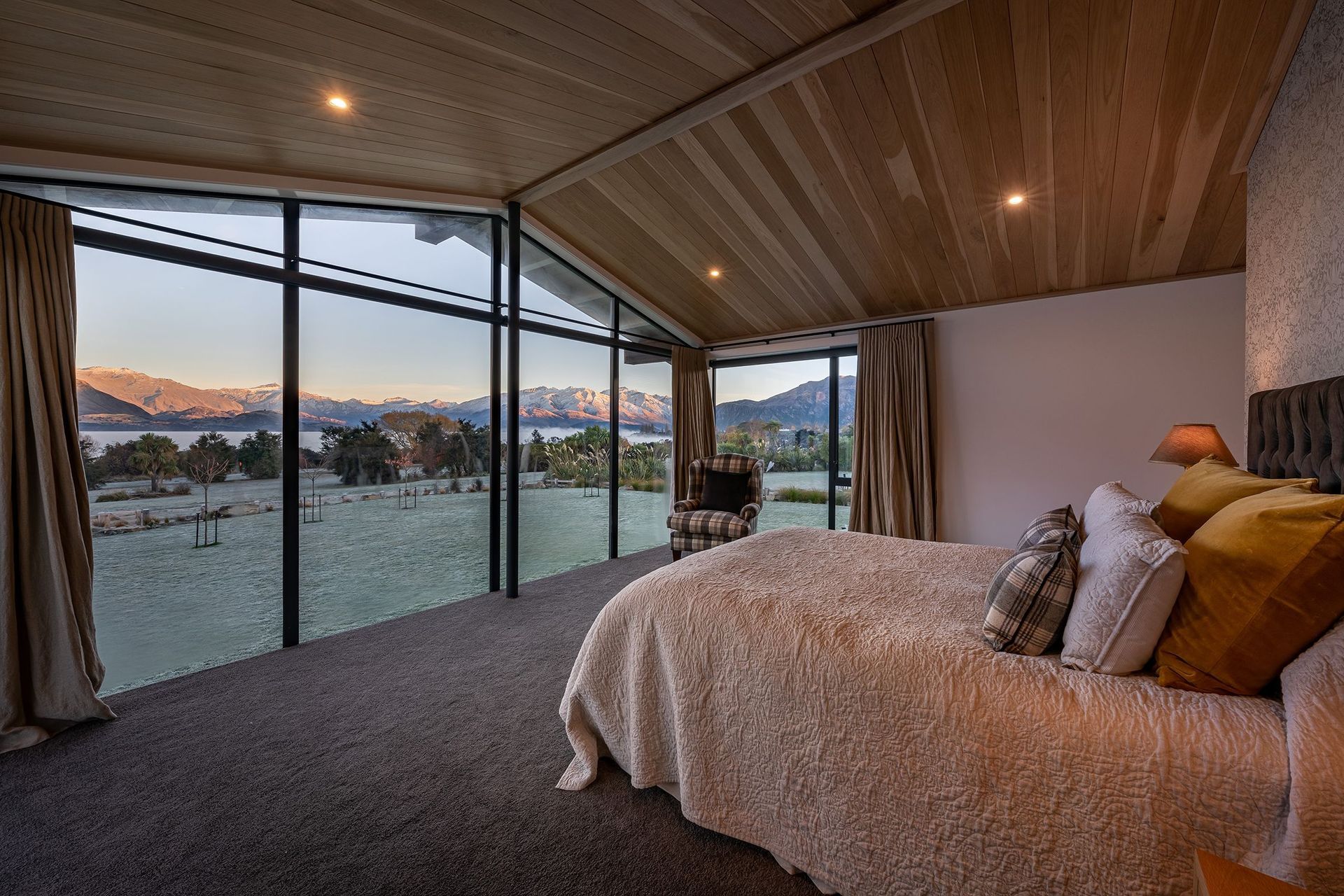 The main bedroom is situated in the adjoining pavilion and has a grandstand view of the lake and mountain range.