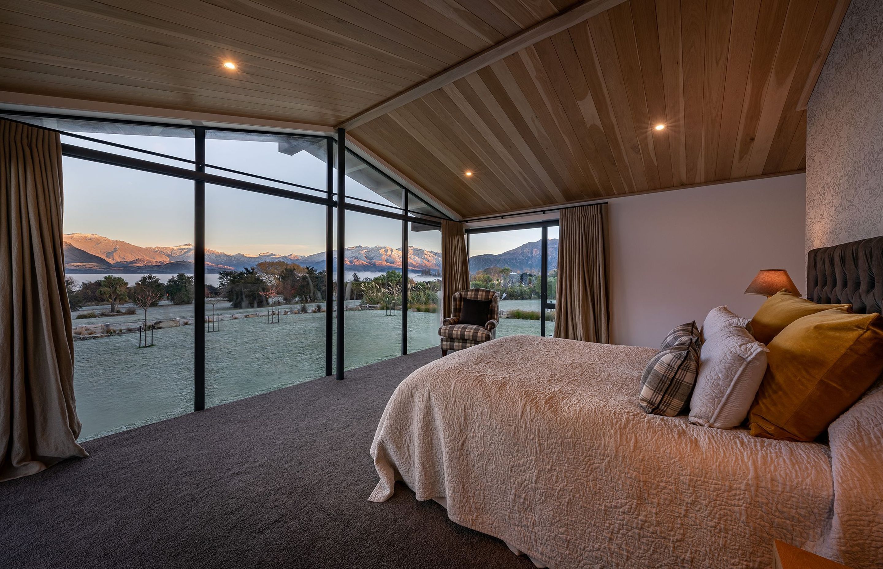 The main bedroom is situated in the adjoining pavilion and has a grandstand view of the lake and mountain range.