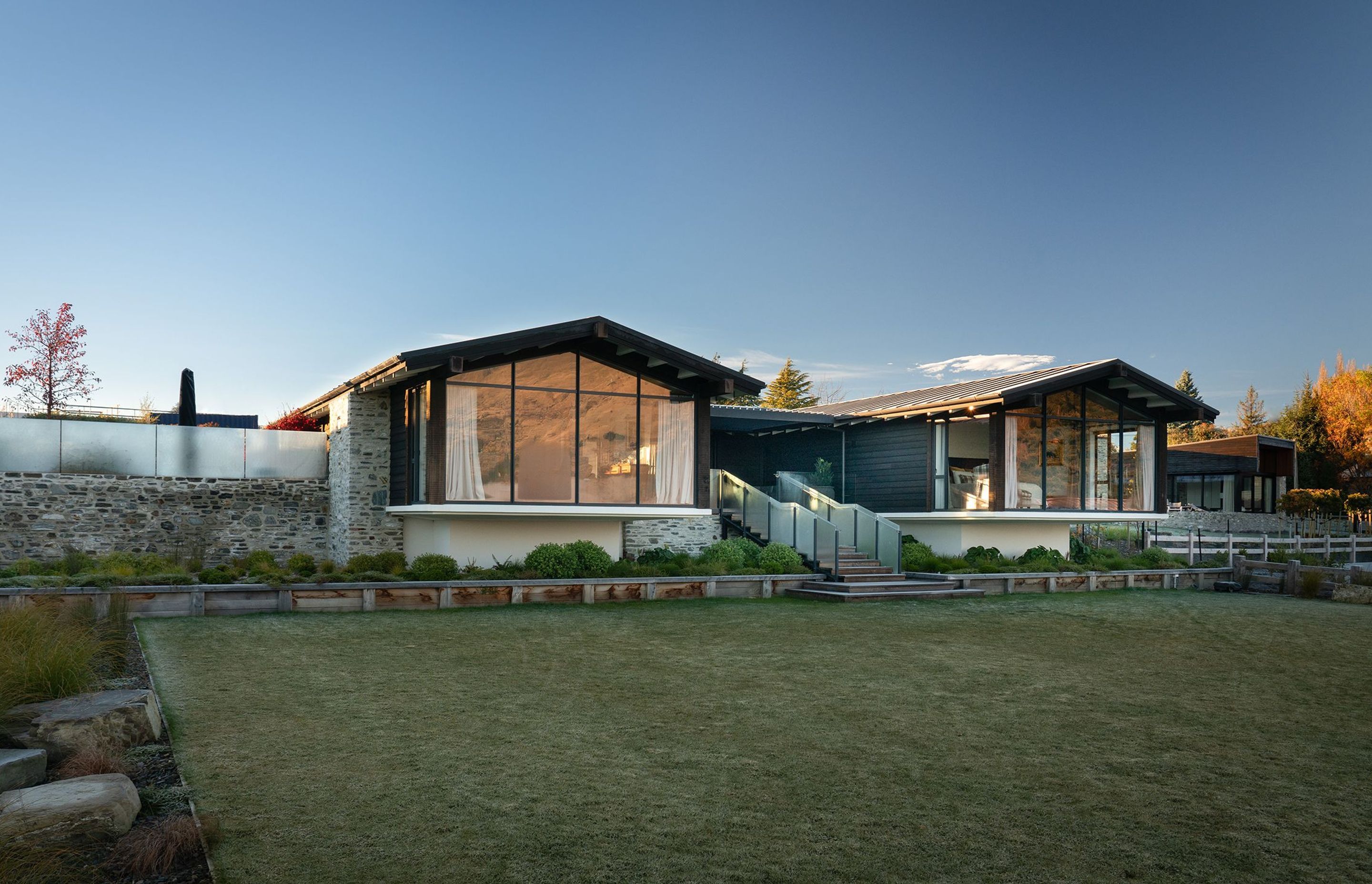 Situated on an enviable lakeside section, this house sits fat and low-slung, with expansive floor-to-ceiling glazing taking full advantage of the vista.