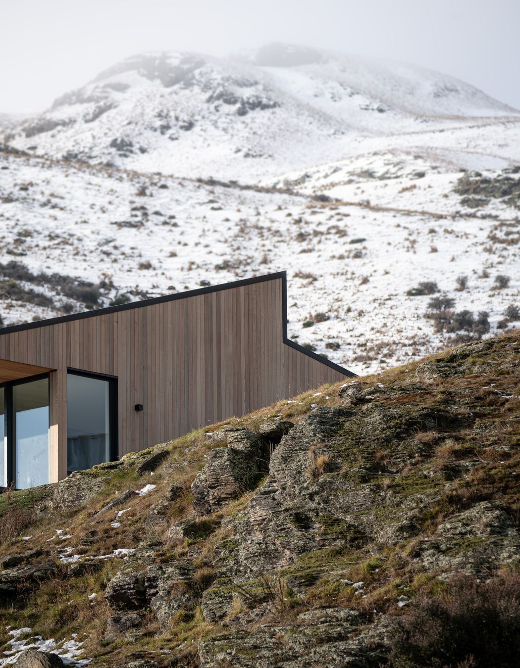 The overriding philosophy was to deliver a design that was ‘naturally belonging’; to create a building that grows from the landscape and complements the site.